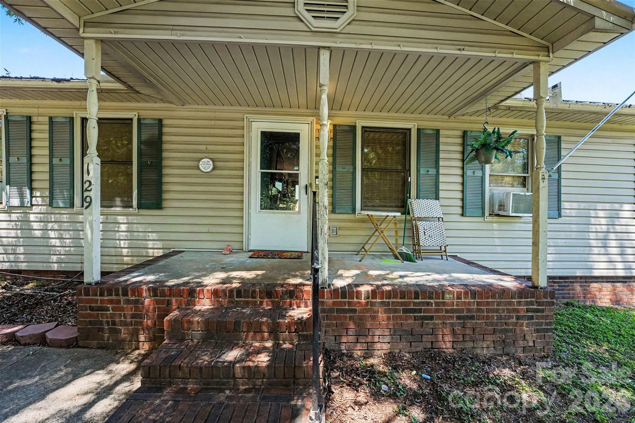 129 Laura Road — Mooresville