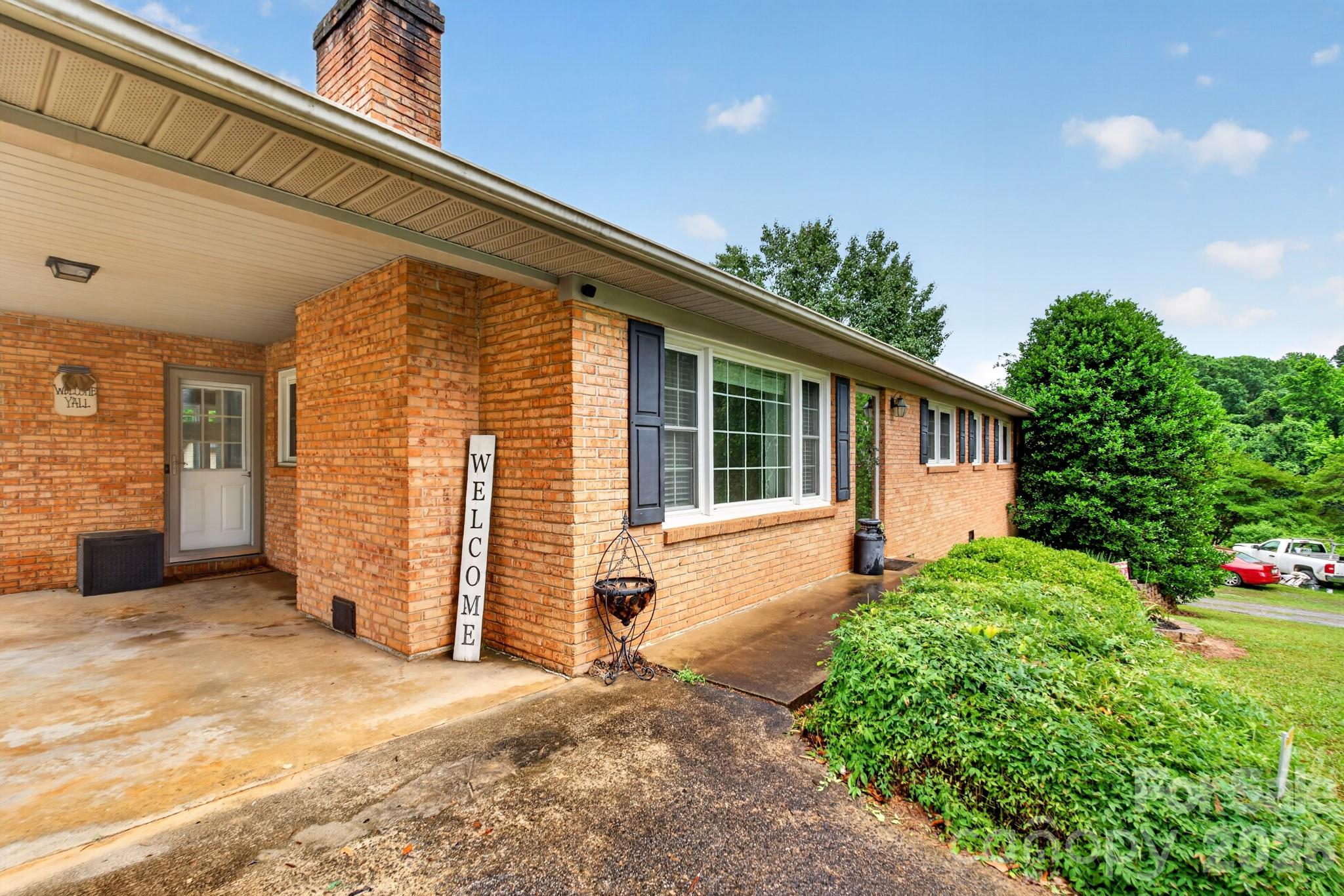 1172 Rainbow Circle — Catawba