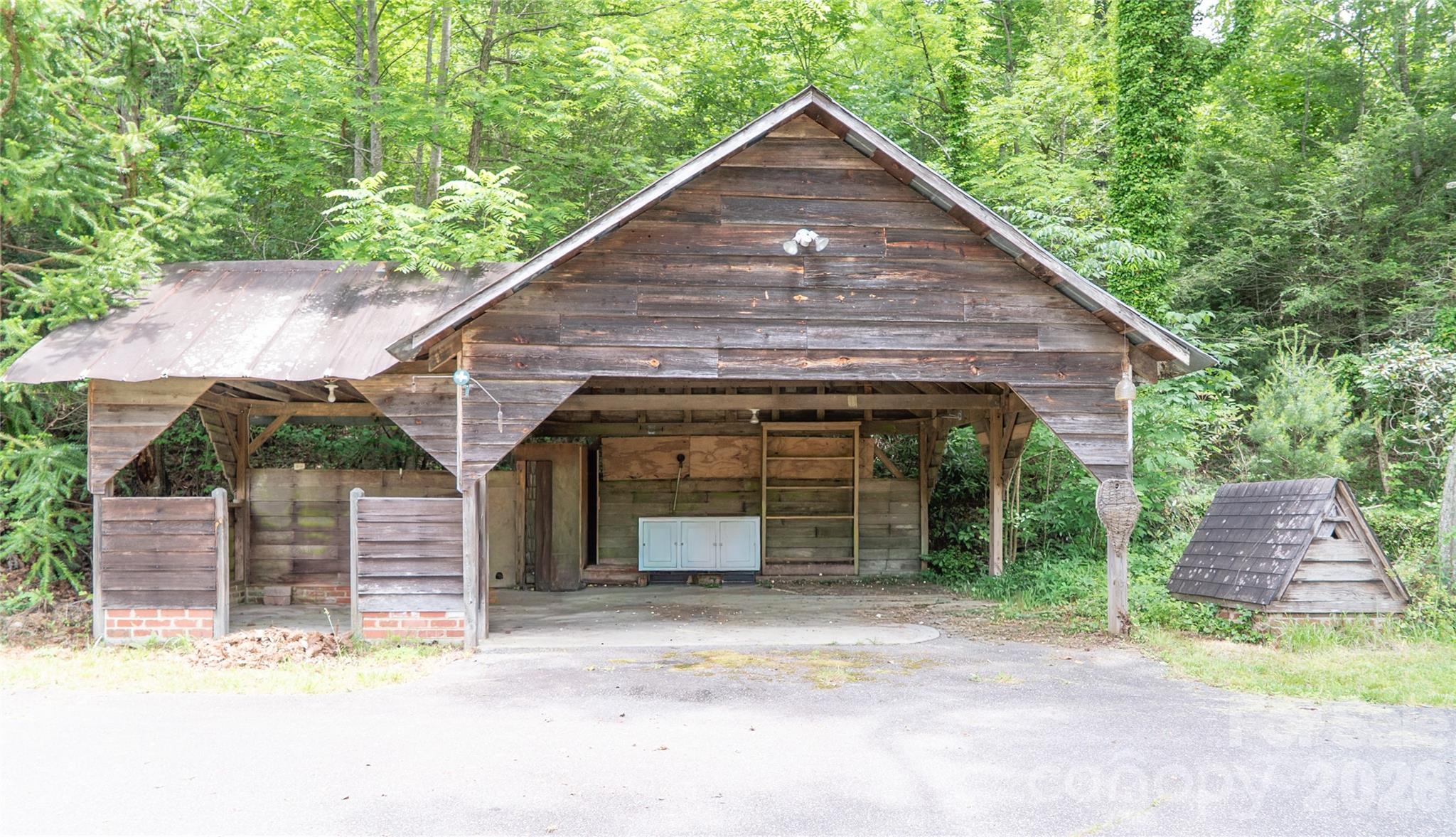 1511 Millers Creek Road — Lenoir