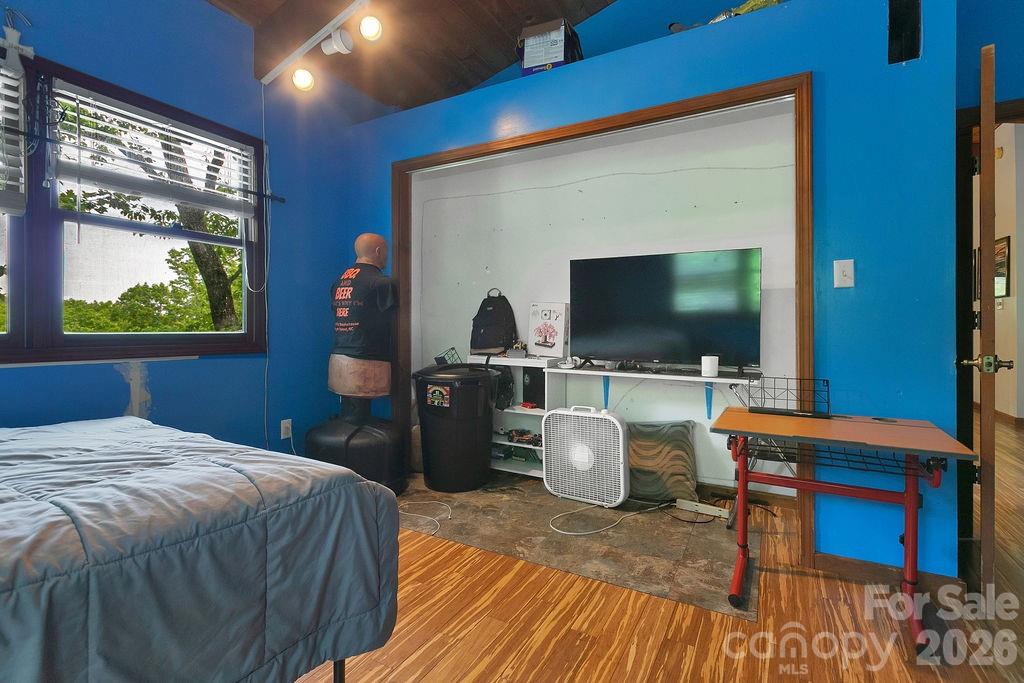 118 Little Bear Lane — Pisgah Forest