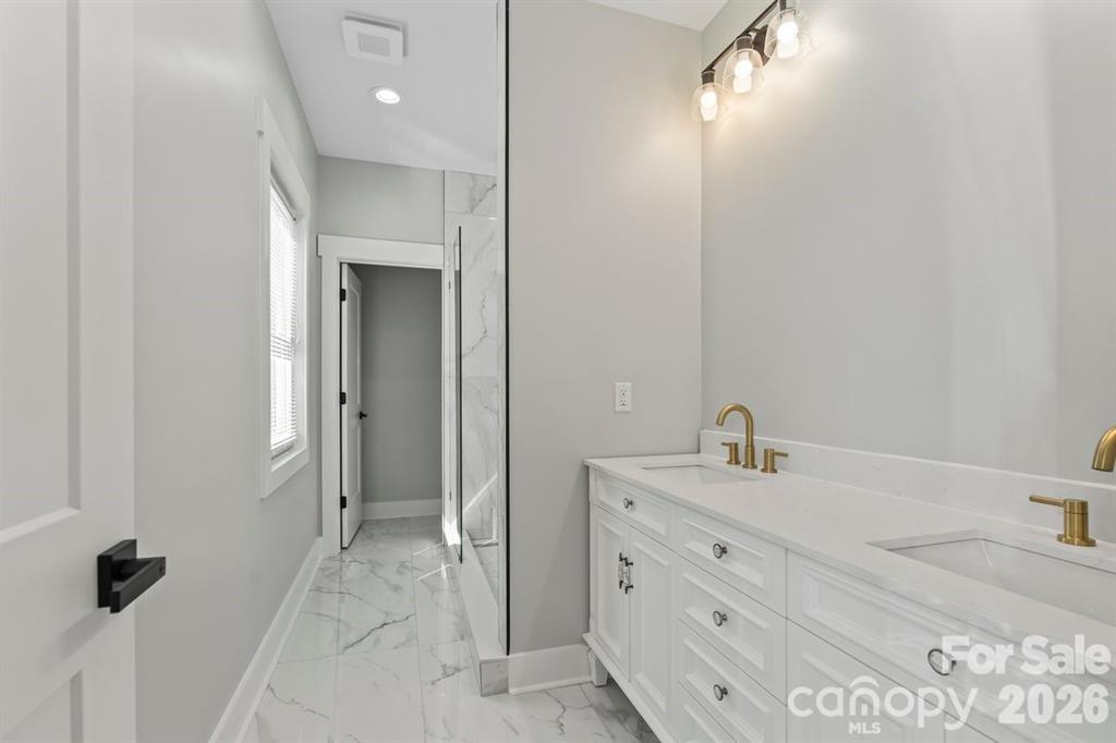 543 30th Avenue NW — Hickory