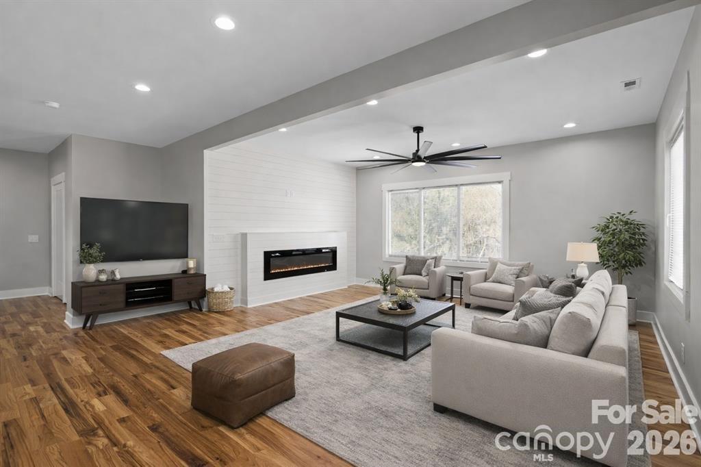 543 30th Avenue NW — Hickory