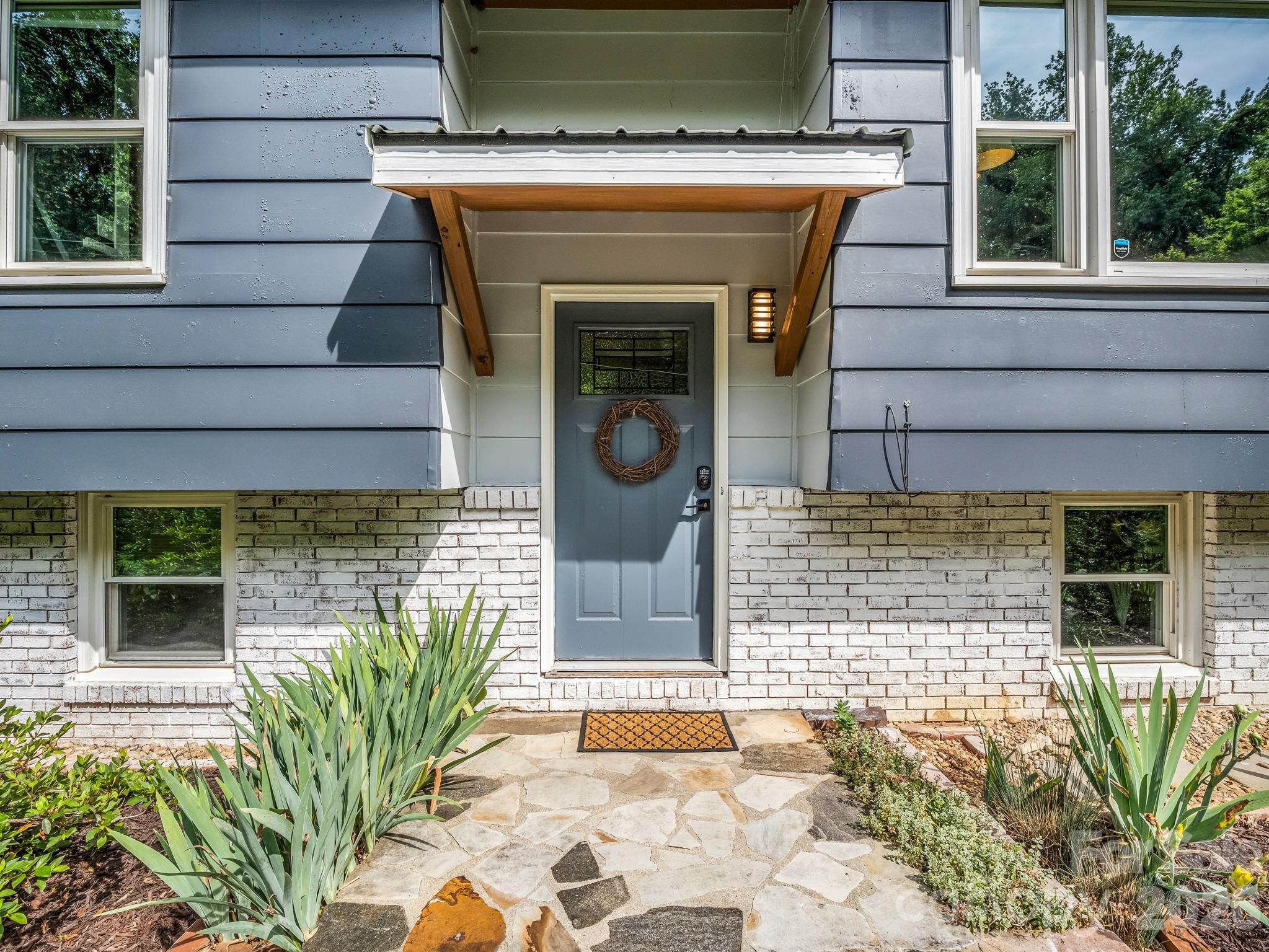 395 E Howard Street — Tryon