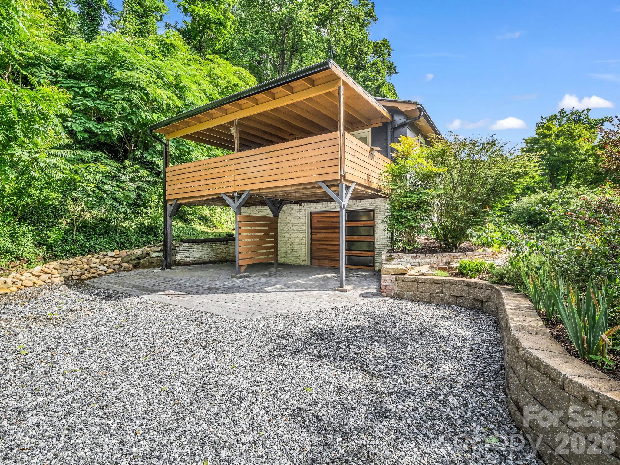 395 E Howard Street — Tryon