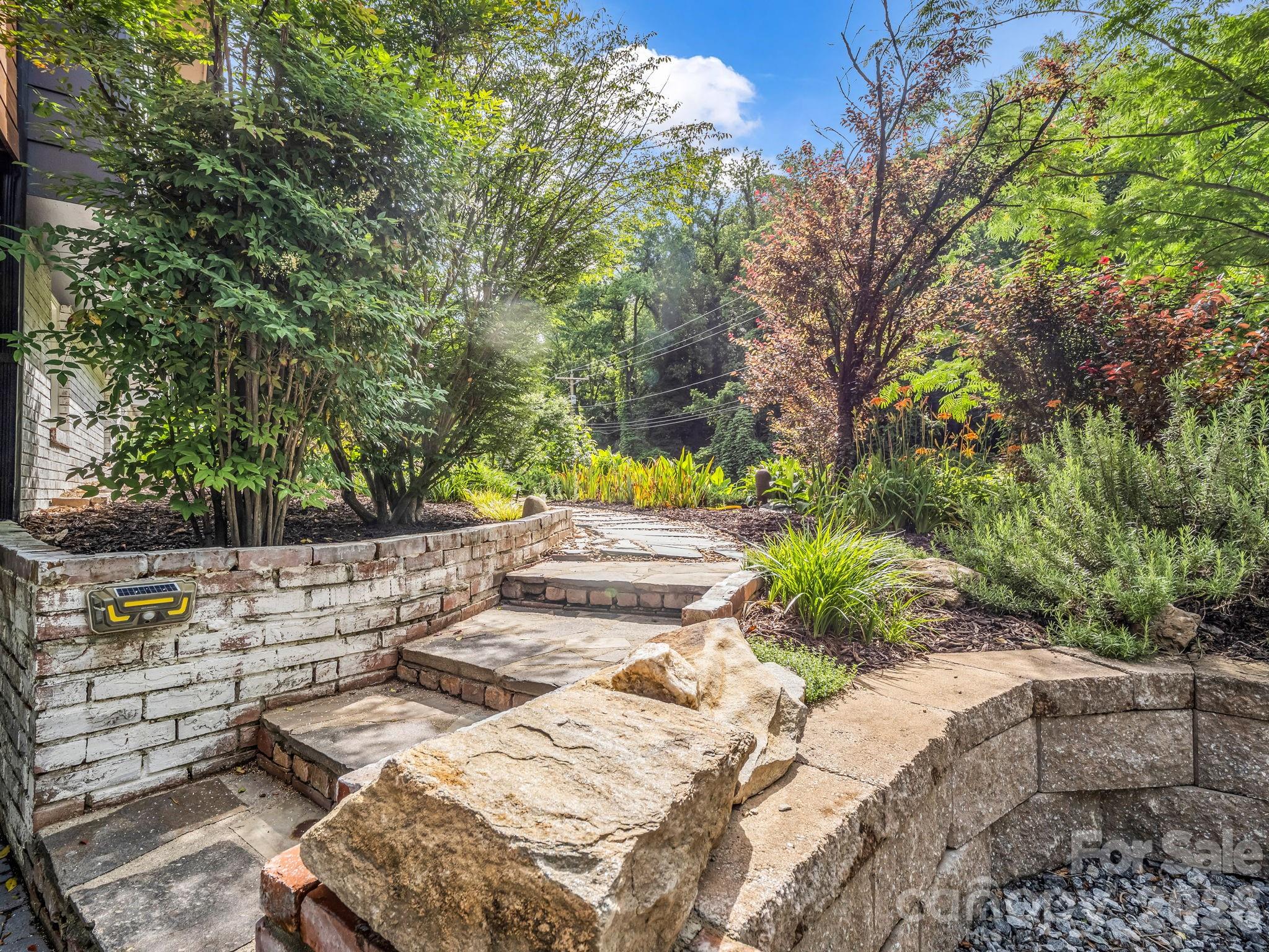 395 E Howard Street — Tryon