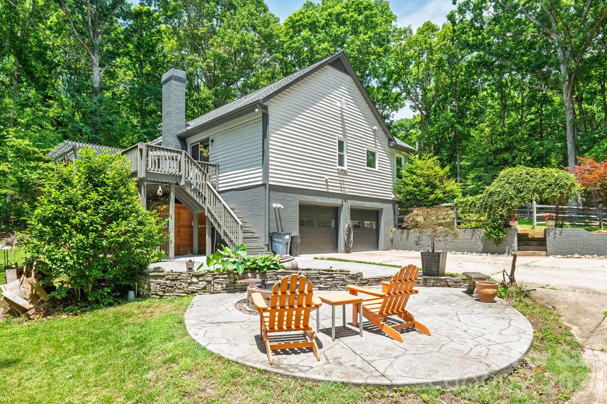 9131 N Pine Hill Lane — Charlotte