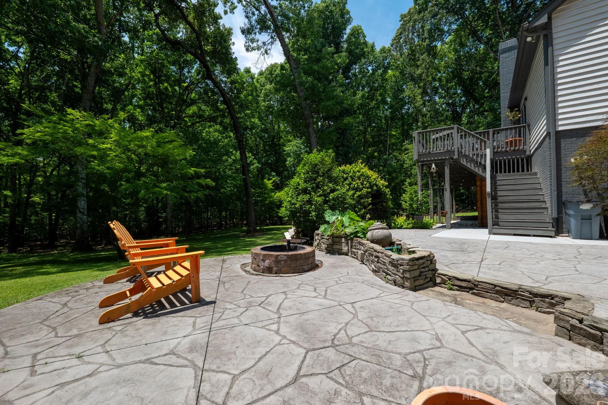 9131 N Pine Hill Lane — Charlotte