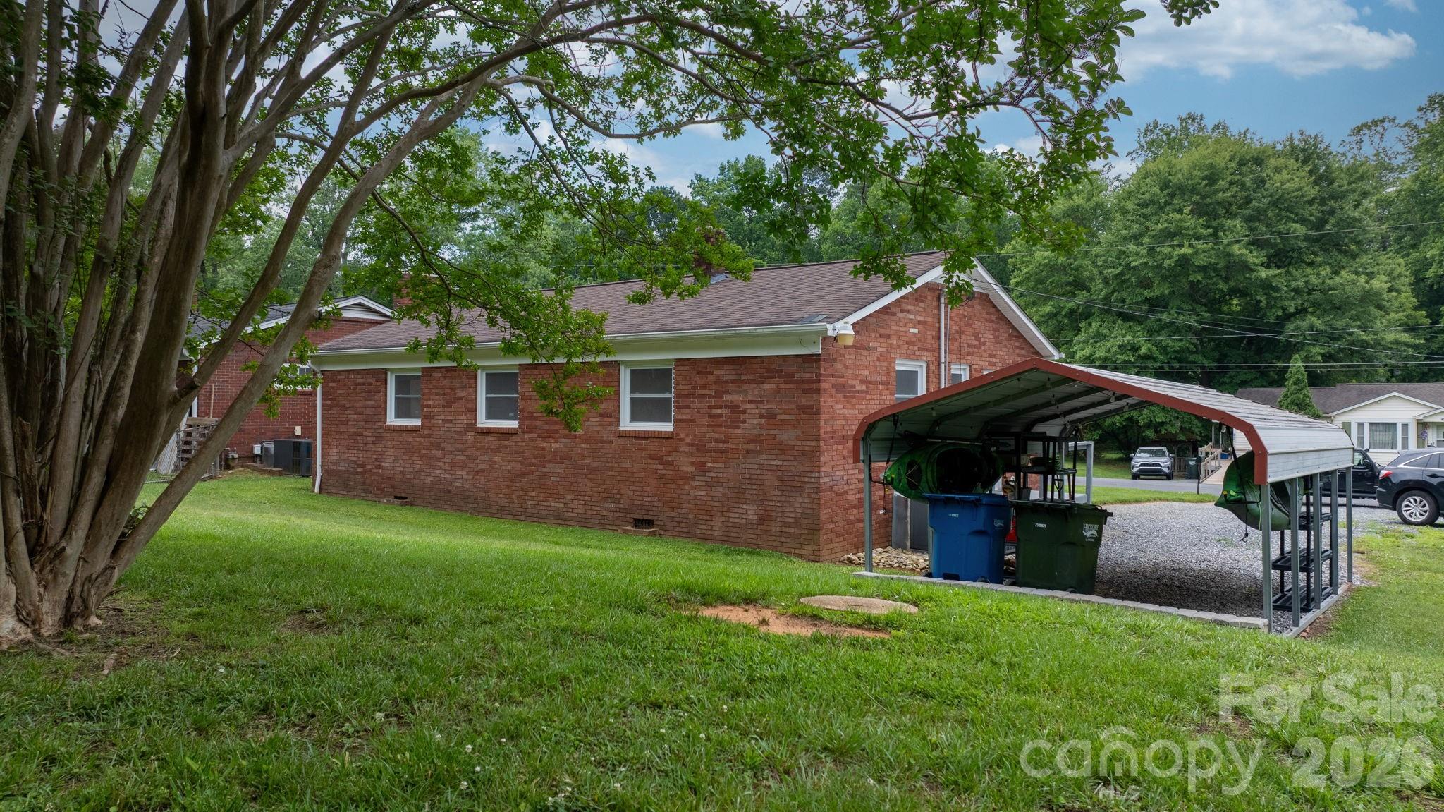 1423 16th Avenue NE — Hickory
