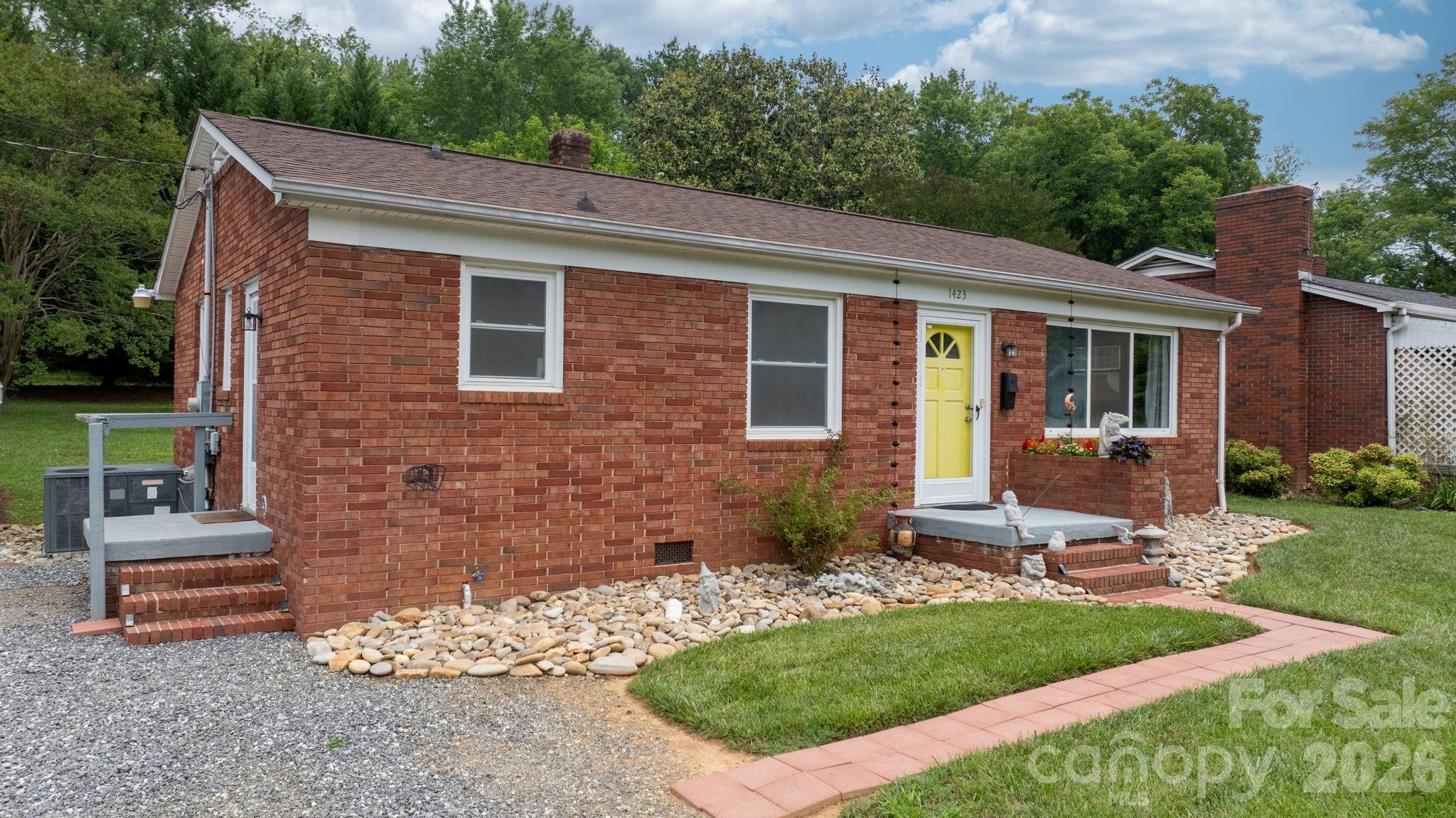 1423 16th Avenue NE — Hickory