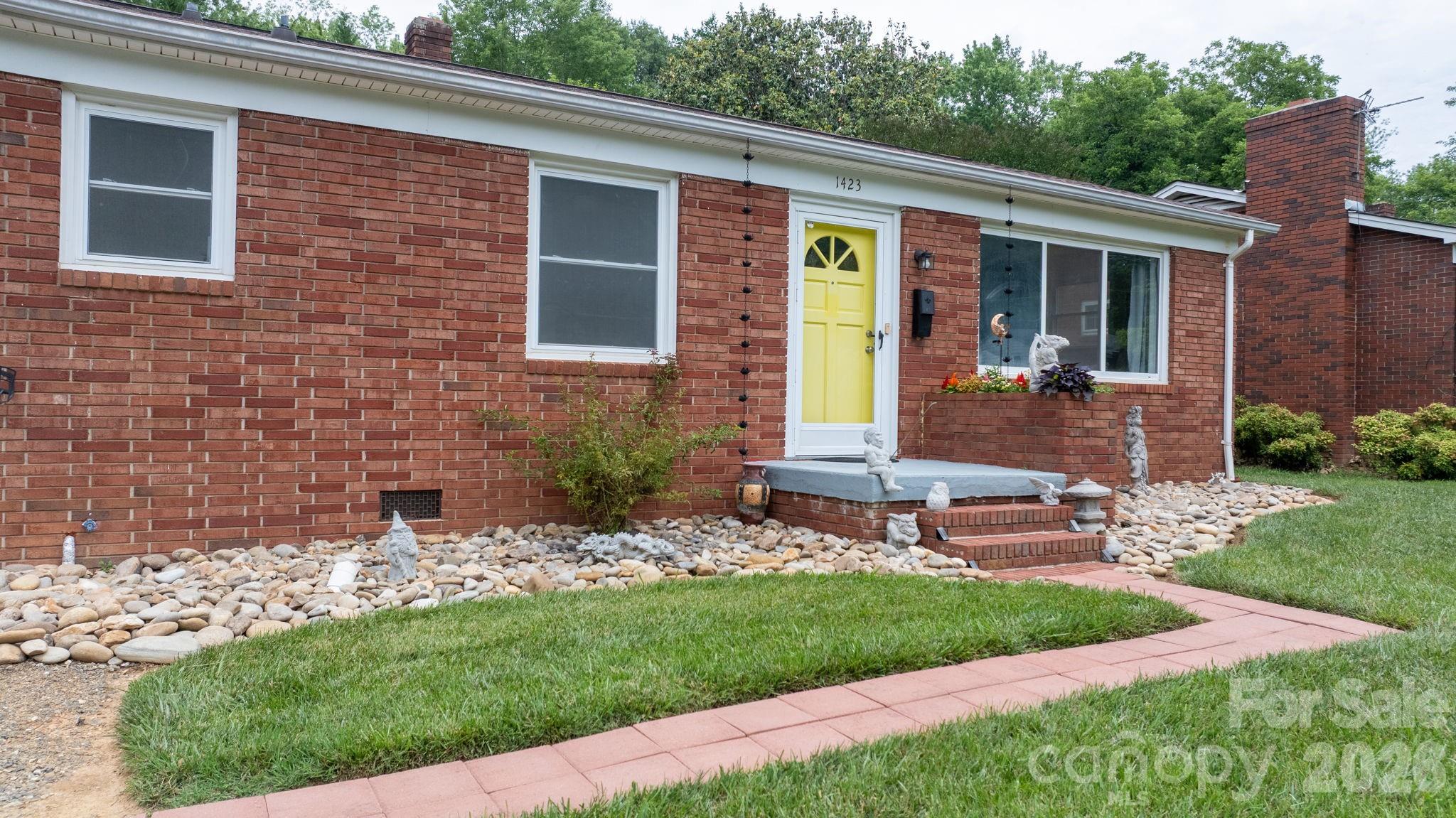 1423 16th Avenue NE — Hickory