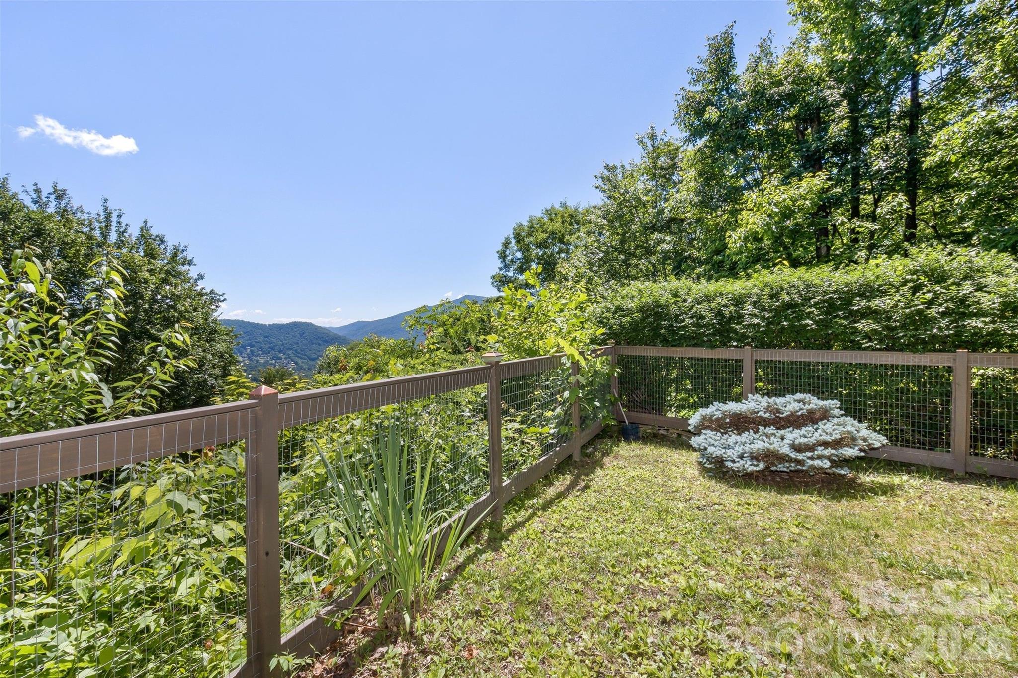 1059 Setzer Cove Road — Maggie Valley