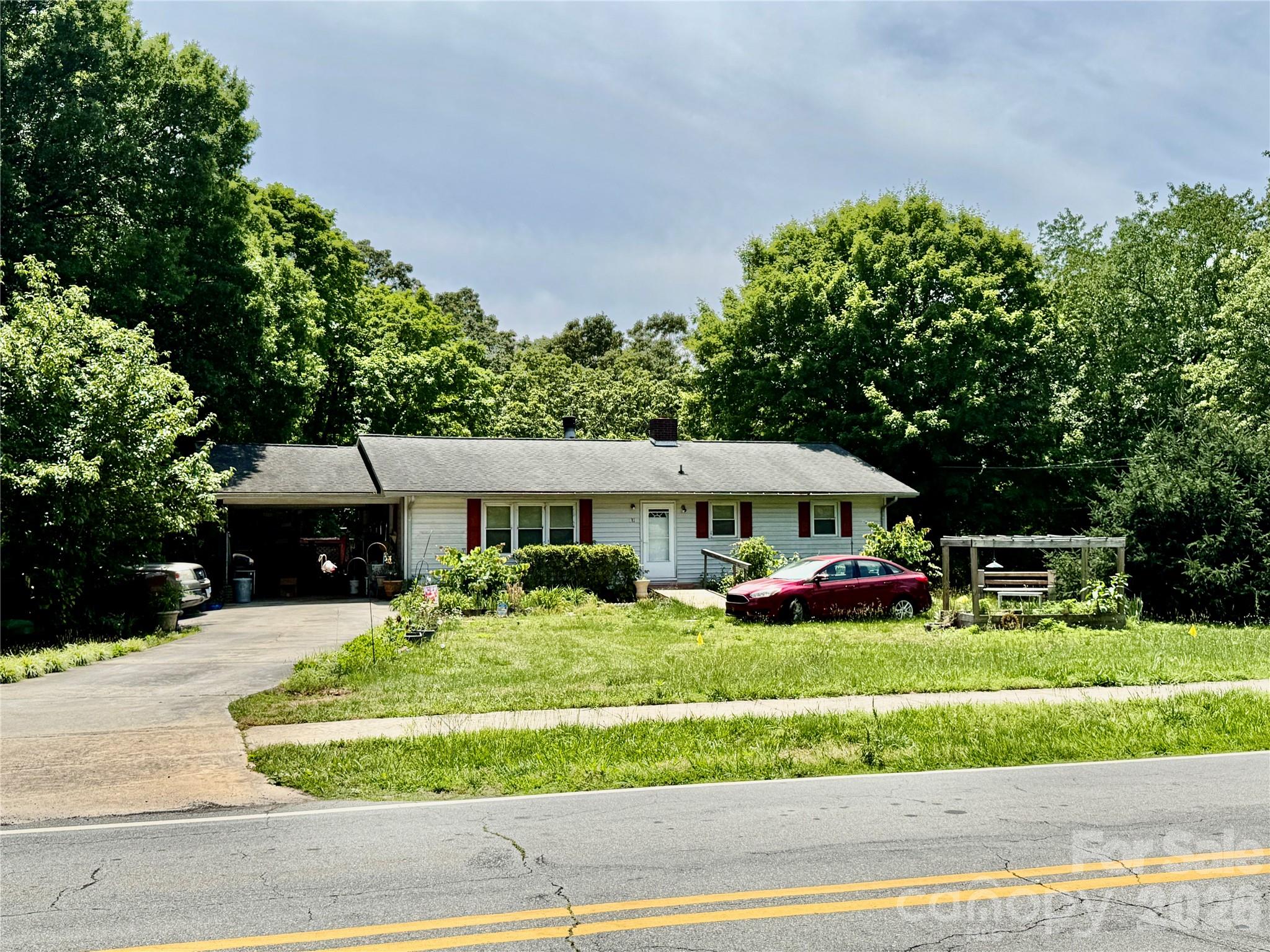 717 W Lee Avenue — Yadkinville