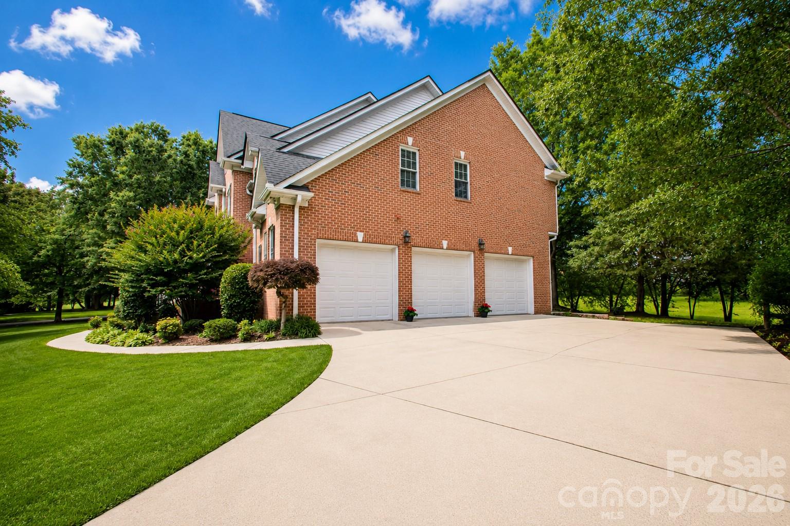 1015 Estate Lane — Matthews