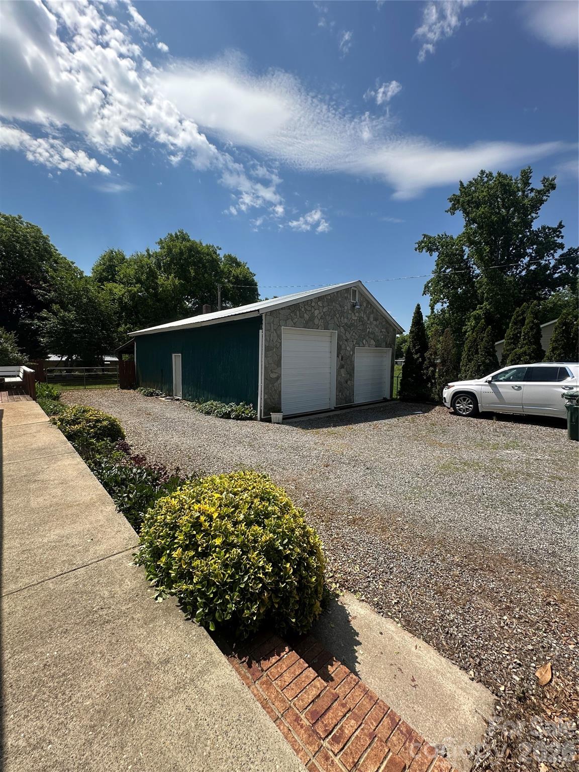 1407 N College Avenue — Newton