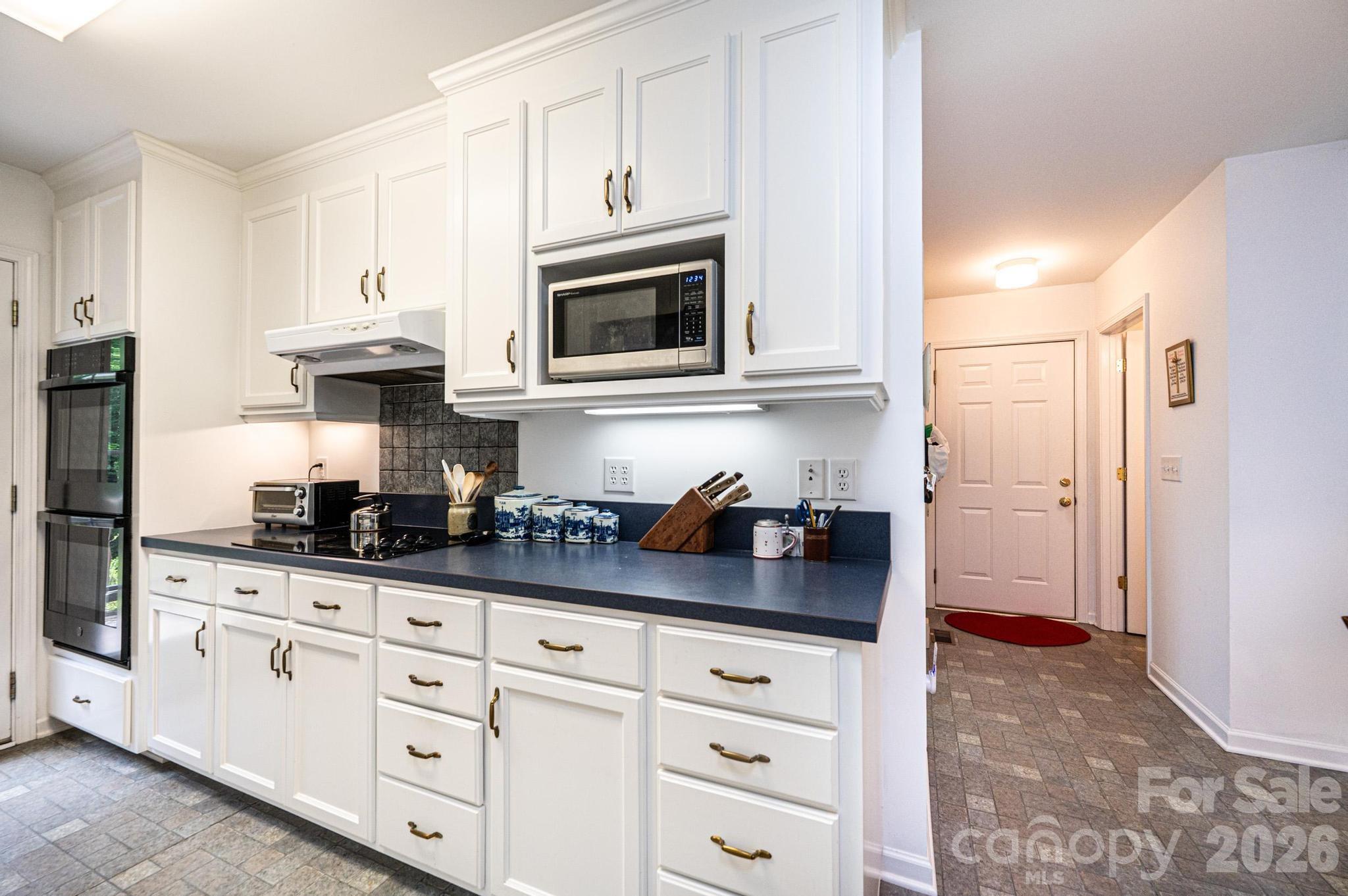 6889 Greedy Highway — Hickory