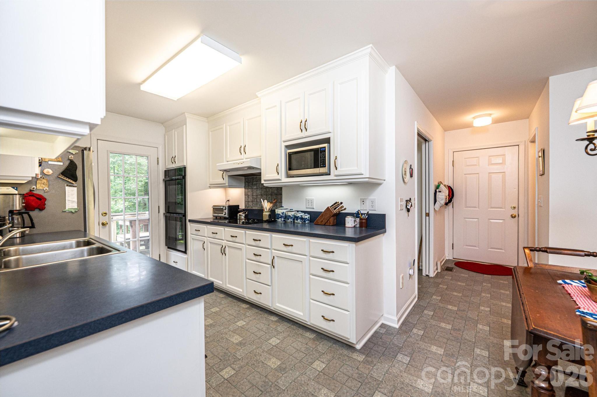 6889 Greedy Highway — Hickory