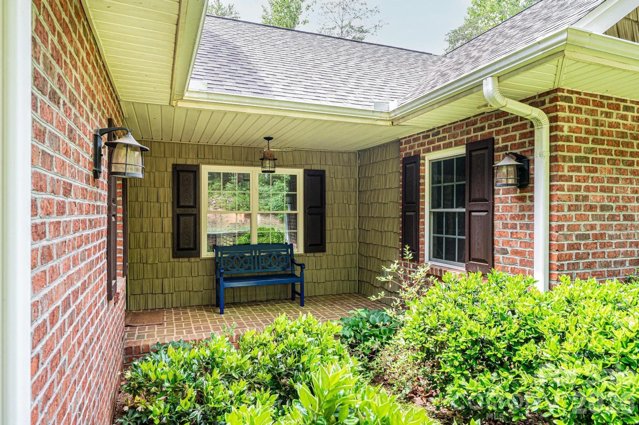 6889 Greedy Highway — Hickory