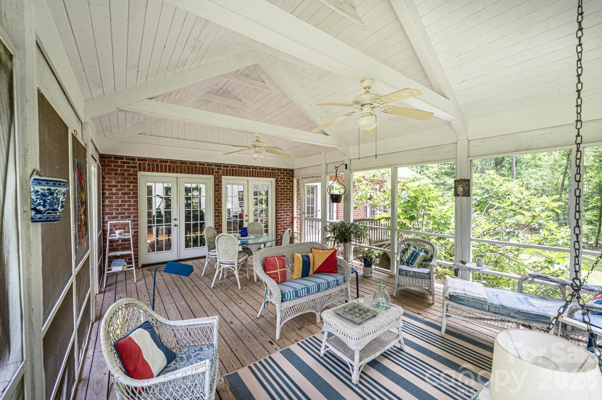 6889 Greedy Highway — Hickory