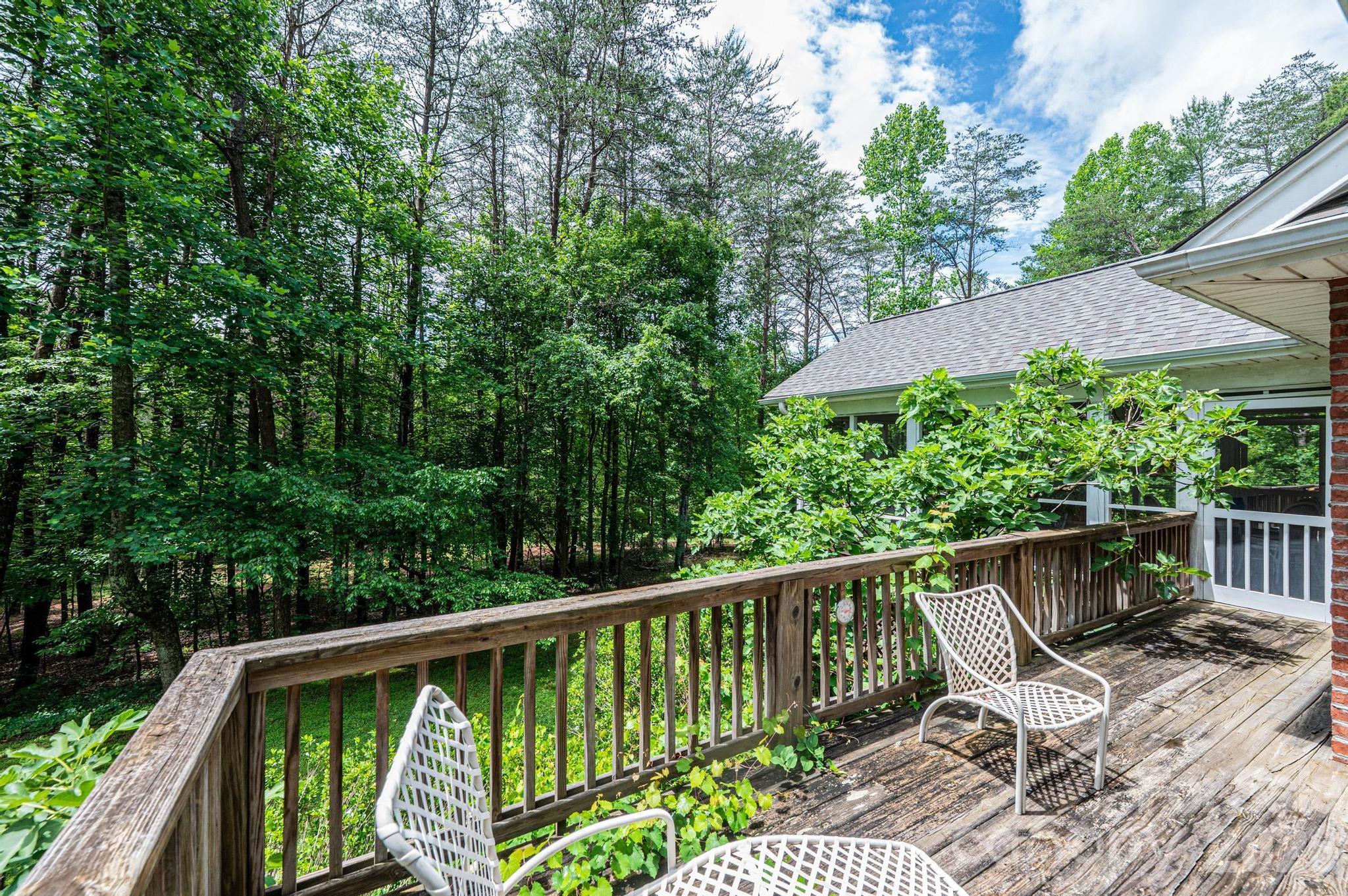 6889 Greedy Highway — Hickory
