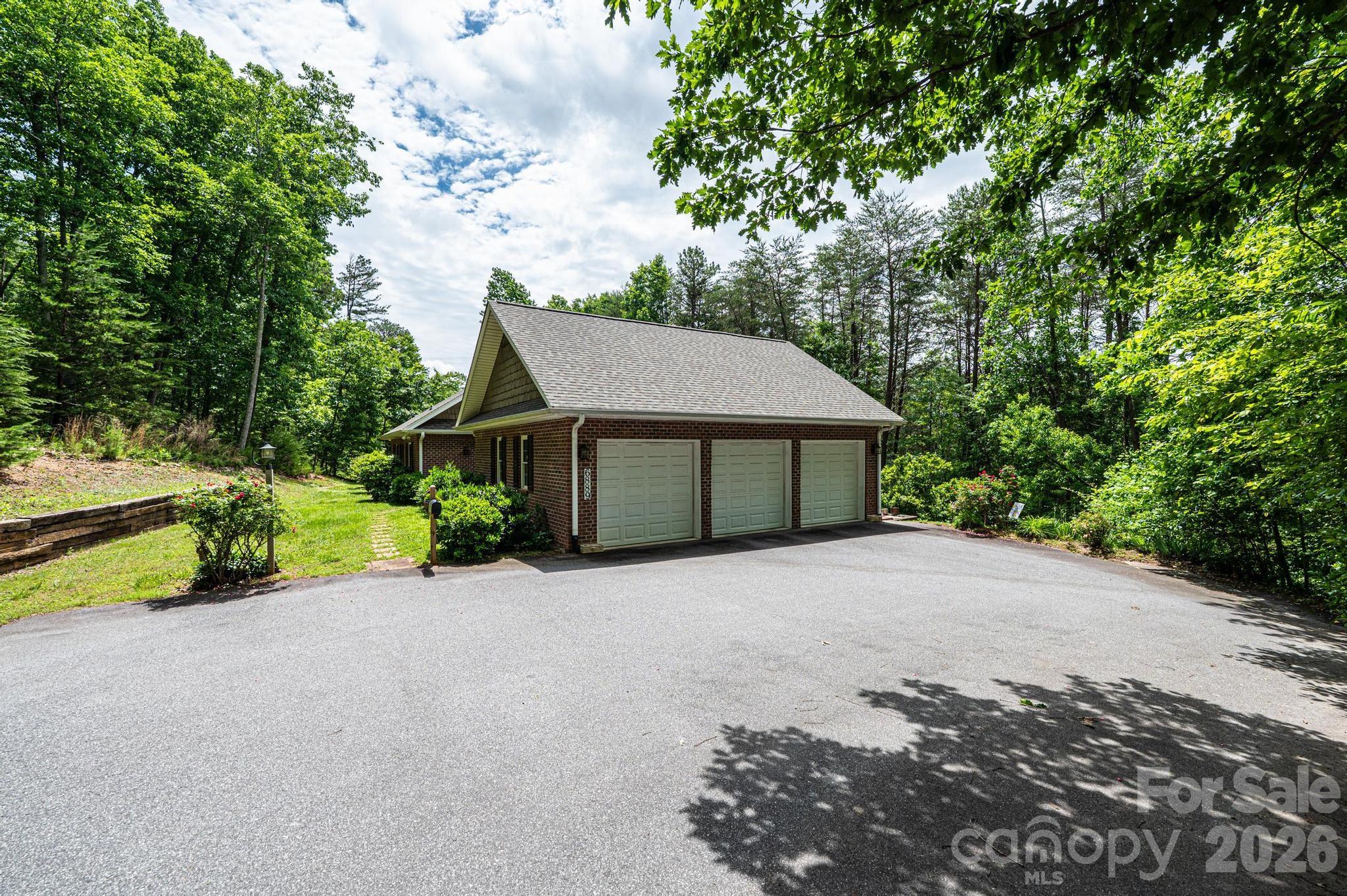 6889 Greedy Highway — Hickory