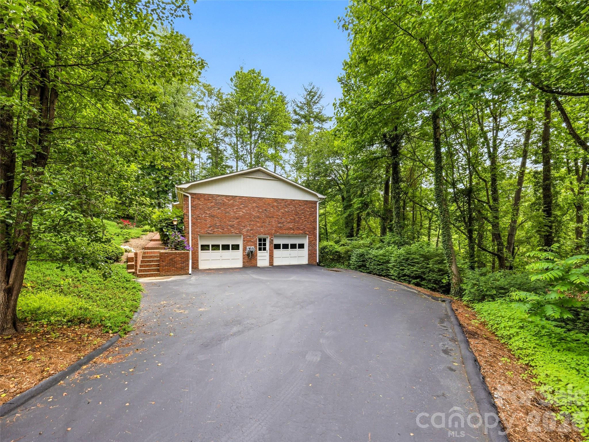 126 Surry Lane — Hendersonville