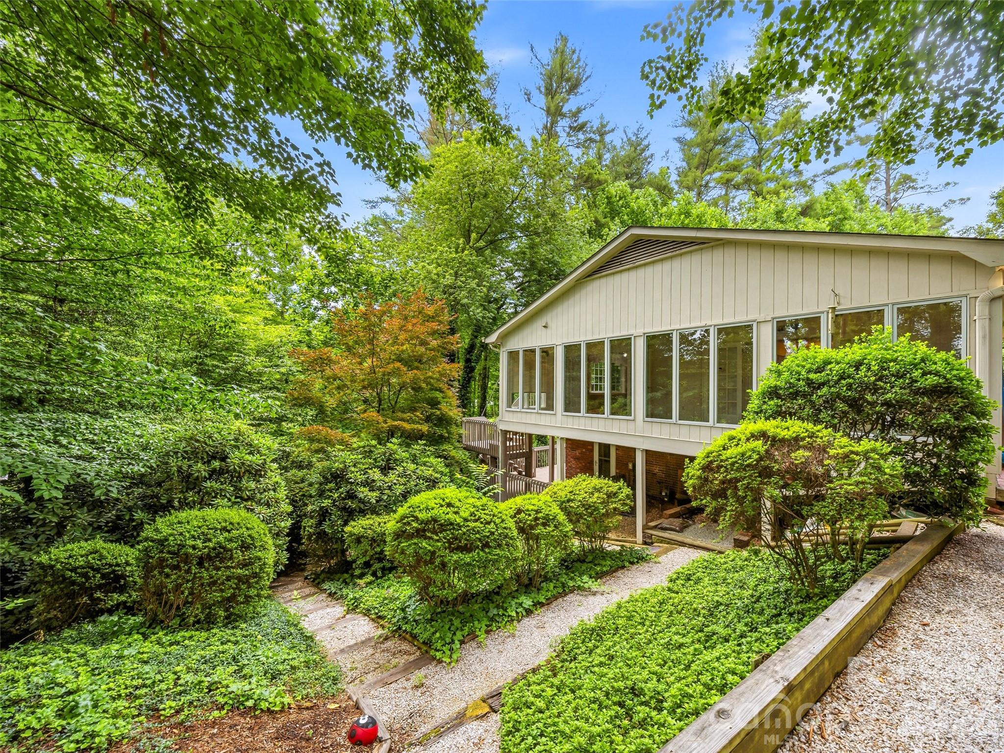 126 Surry Lane — Hendersonville