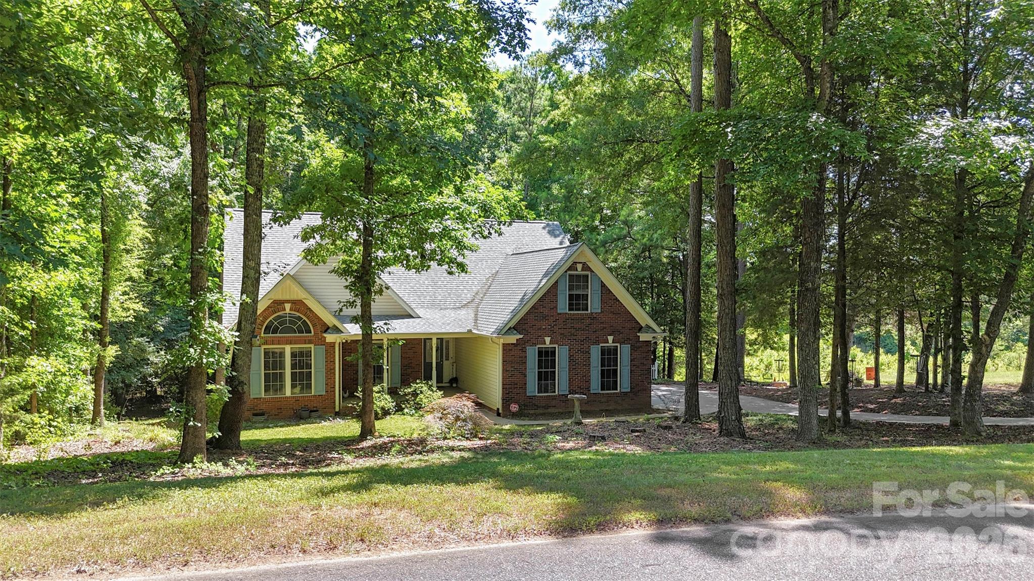 312 Tradewinds Lane — York