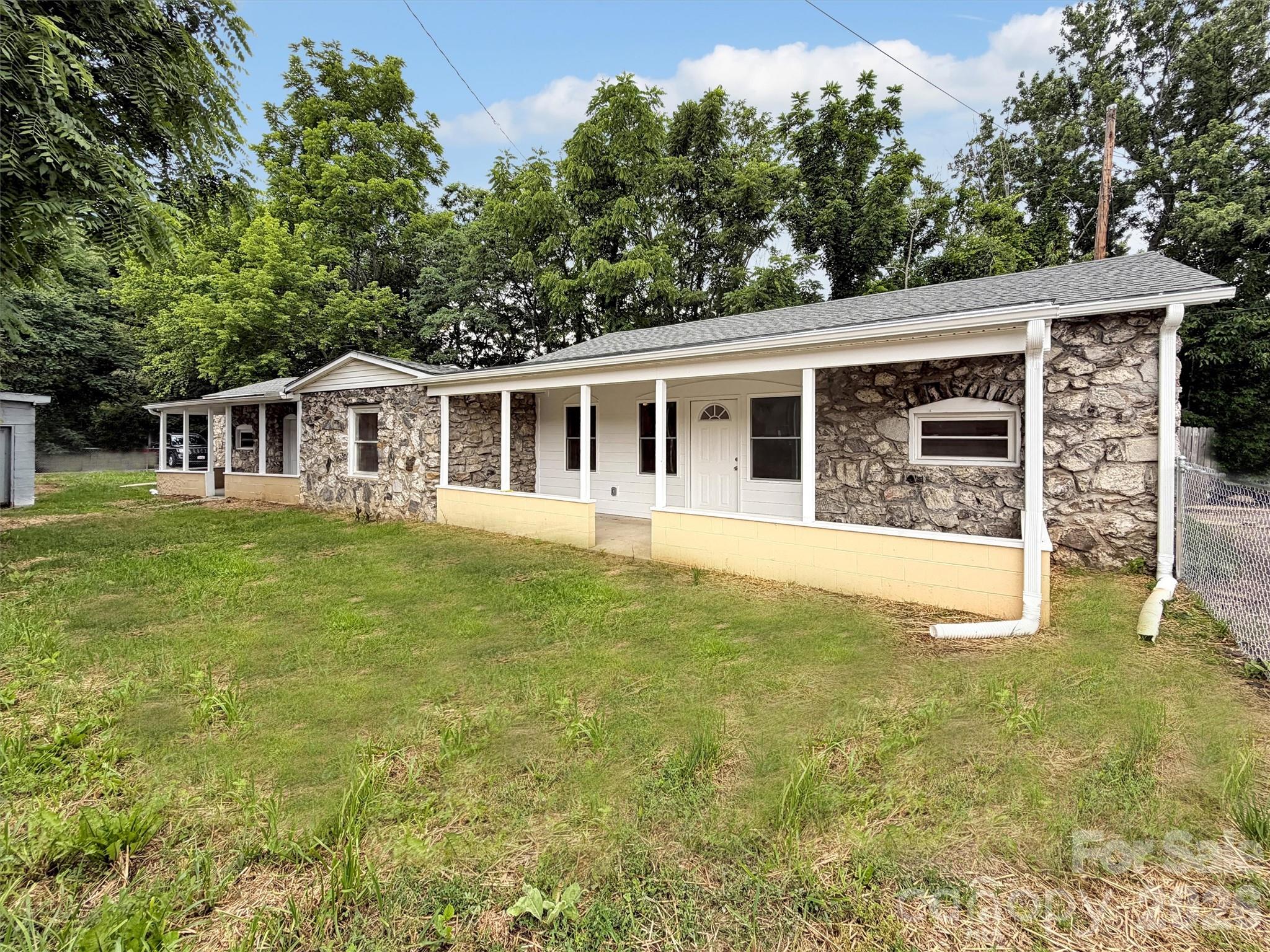 492 Riverbend Street — Waynesville