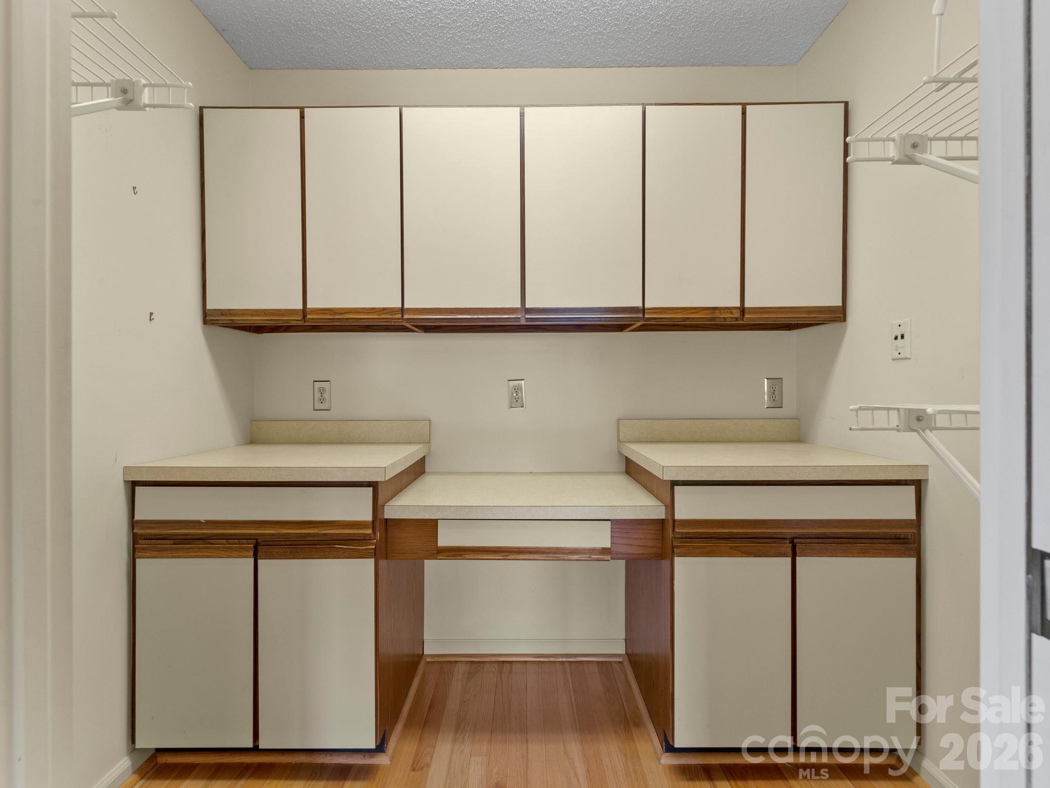 1001 Red Oak Drive — Hendersonville