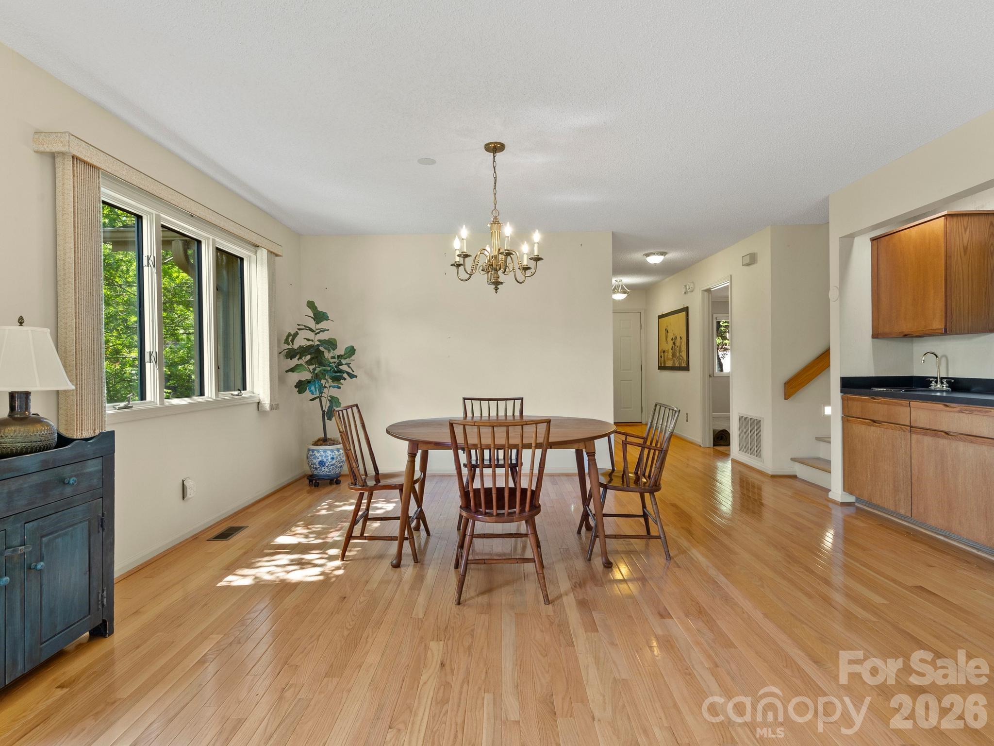1001 Red Oak Drive — Hendersonville