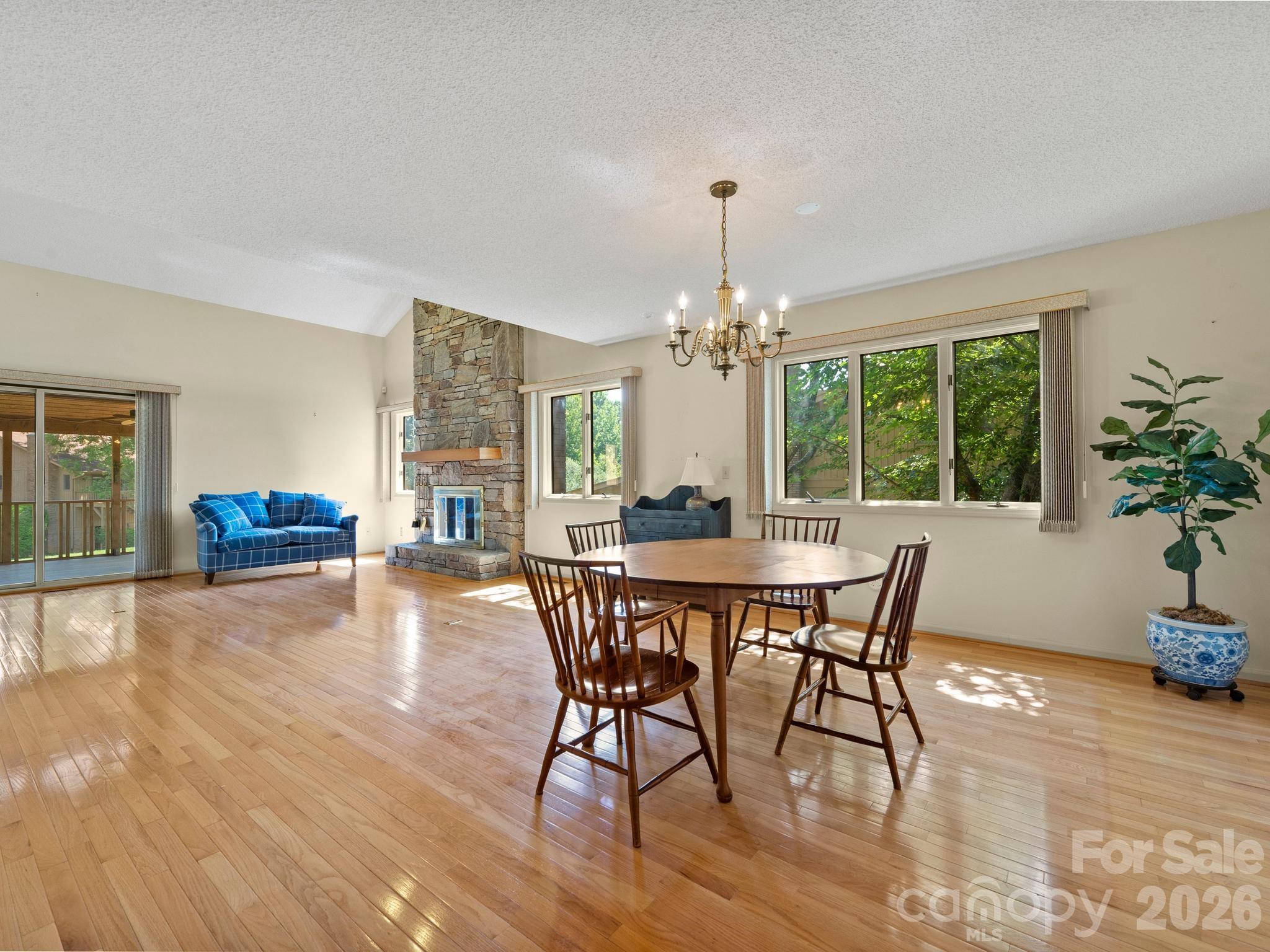 1001 Red Oak Drive — Hendersonville