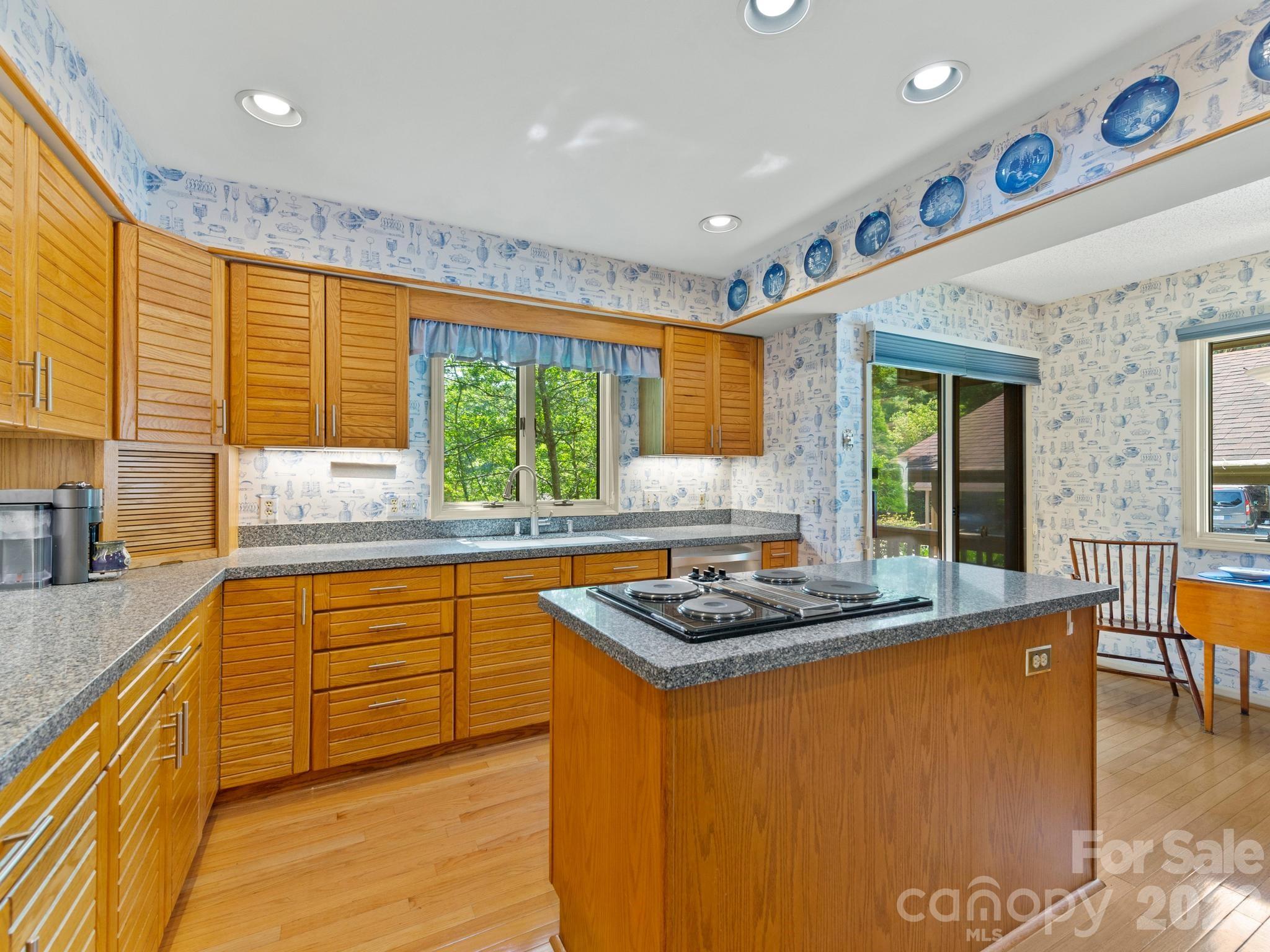 1001 Red Oak Drive — Hendersonville
