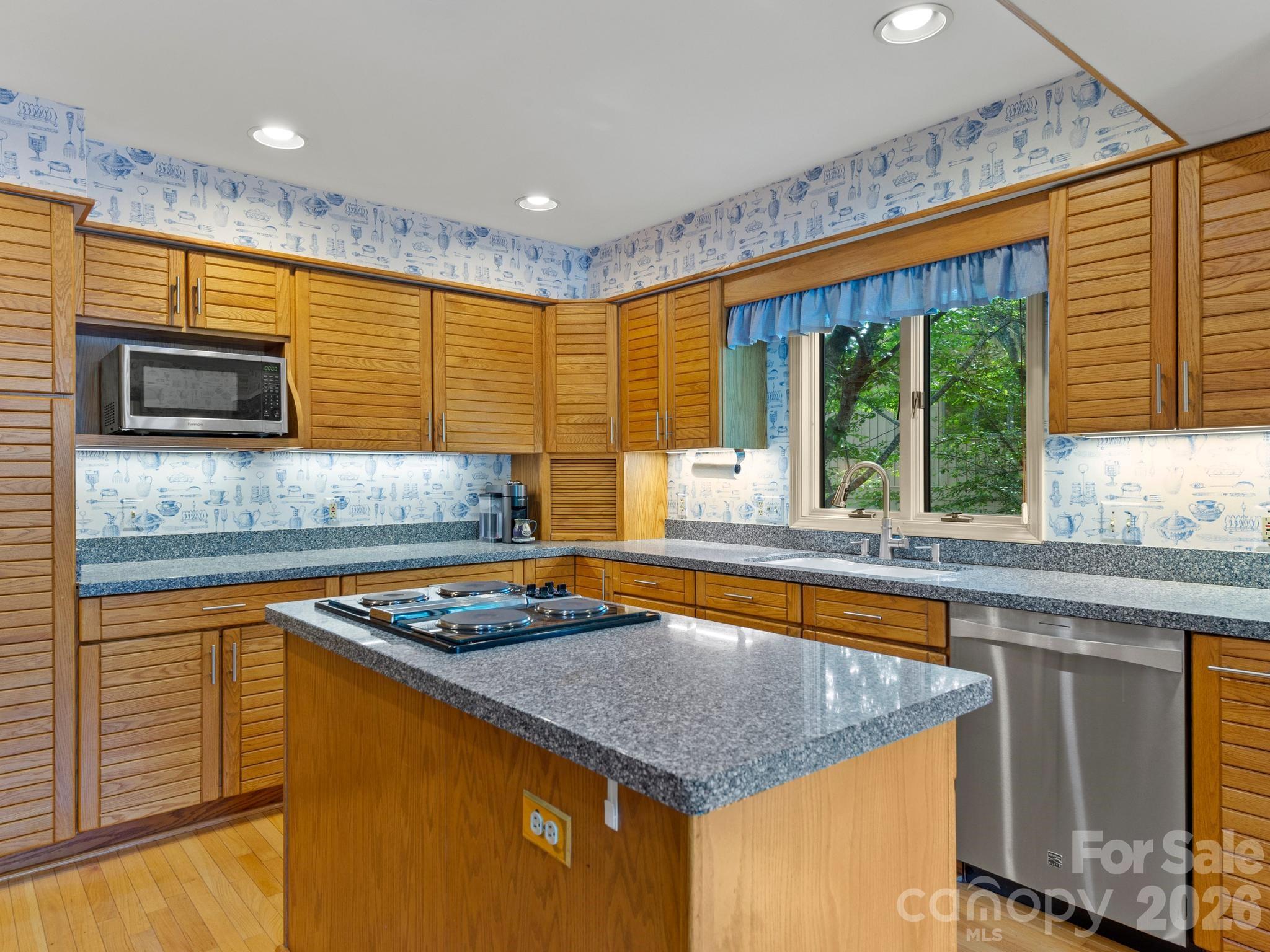 1001 Red Oak Drive — Hendersonville