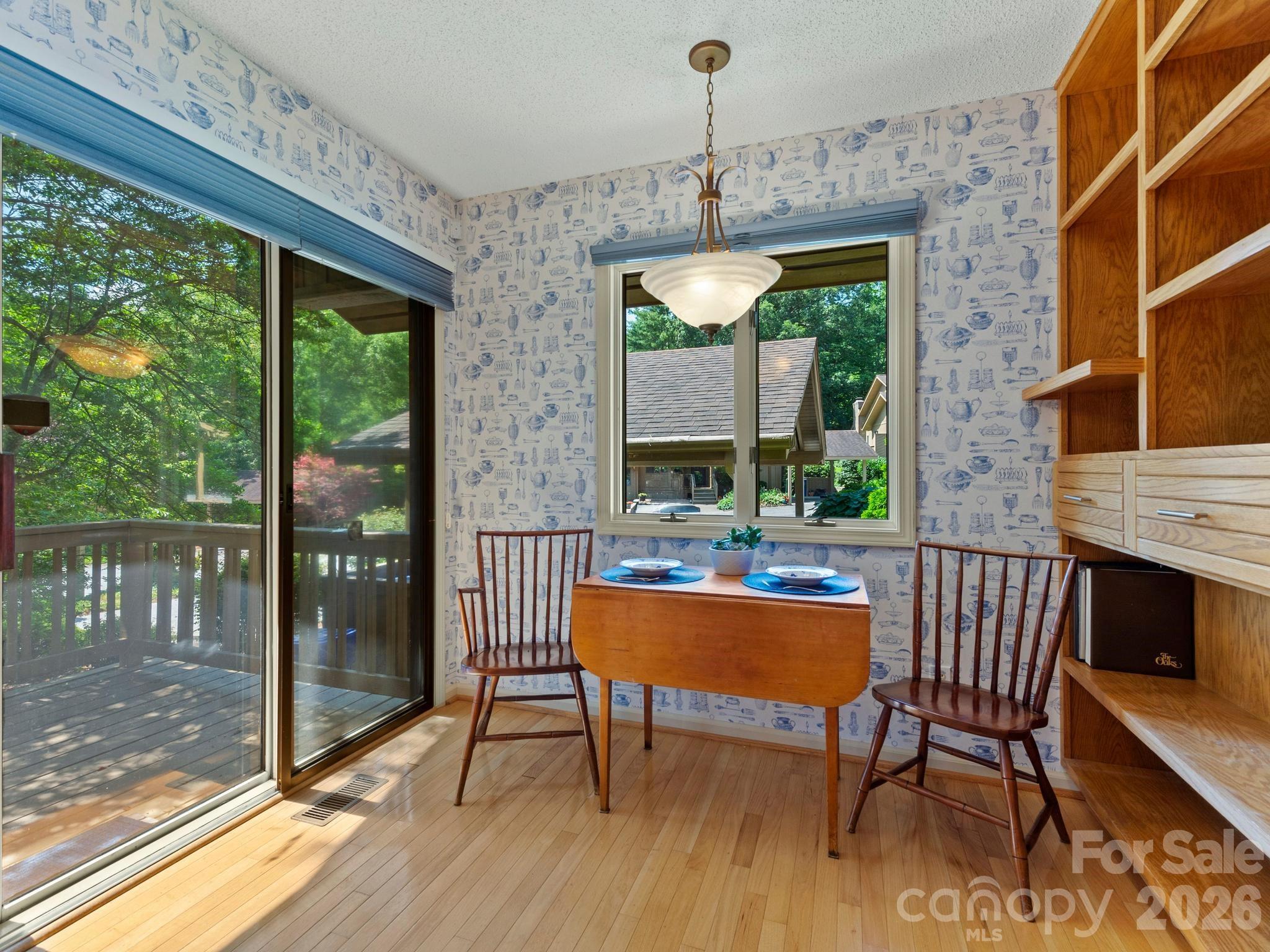 1001 Red Oak Drive — Hendersonville