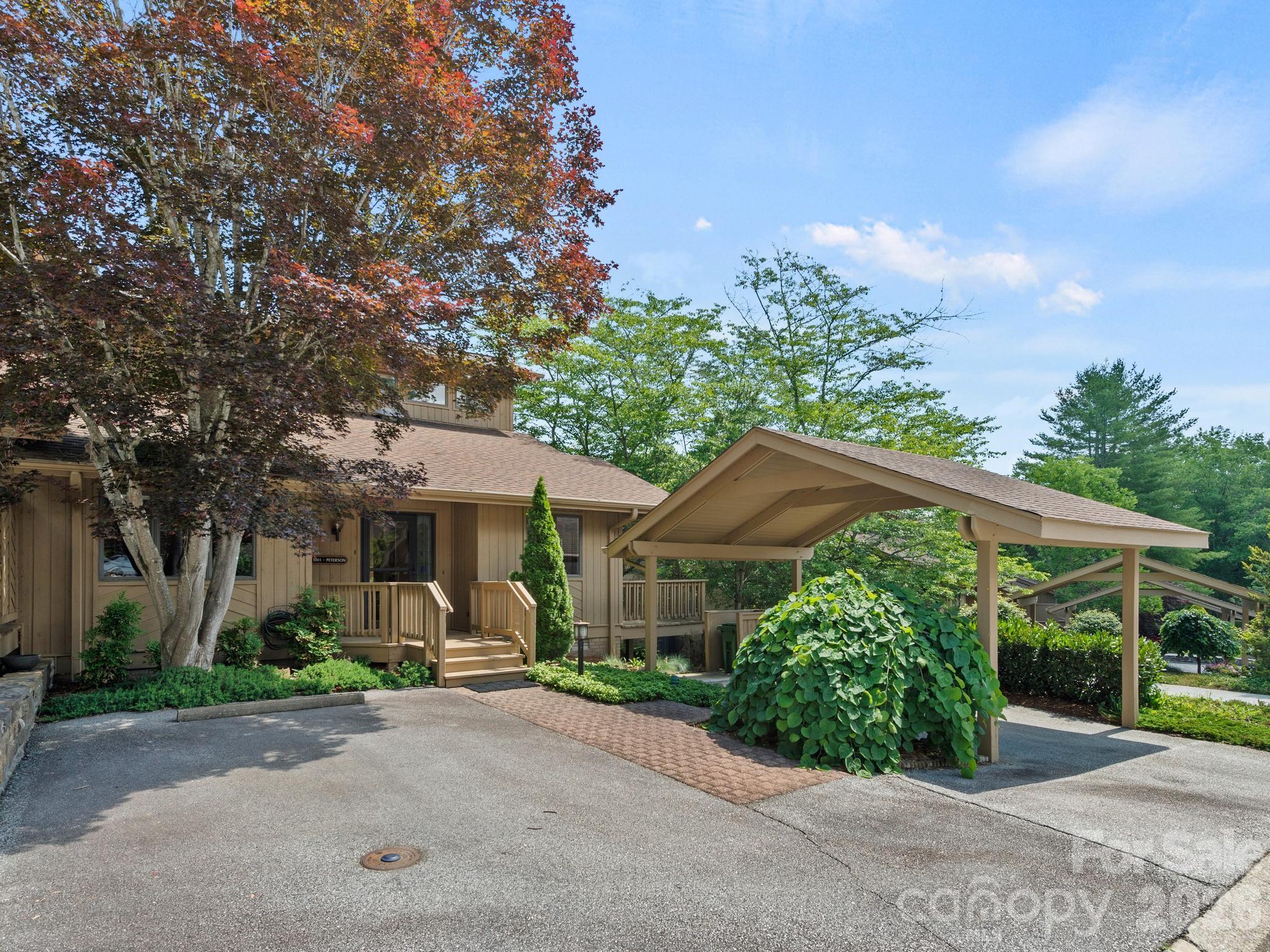 1001 Red Oak Drive — Hendersonville