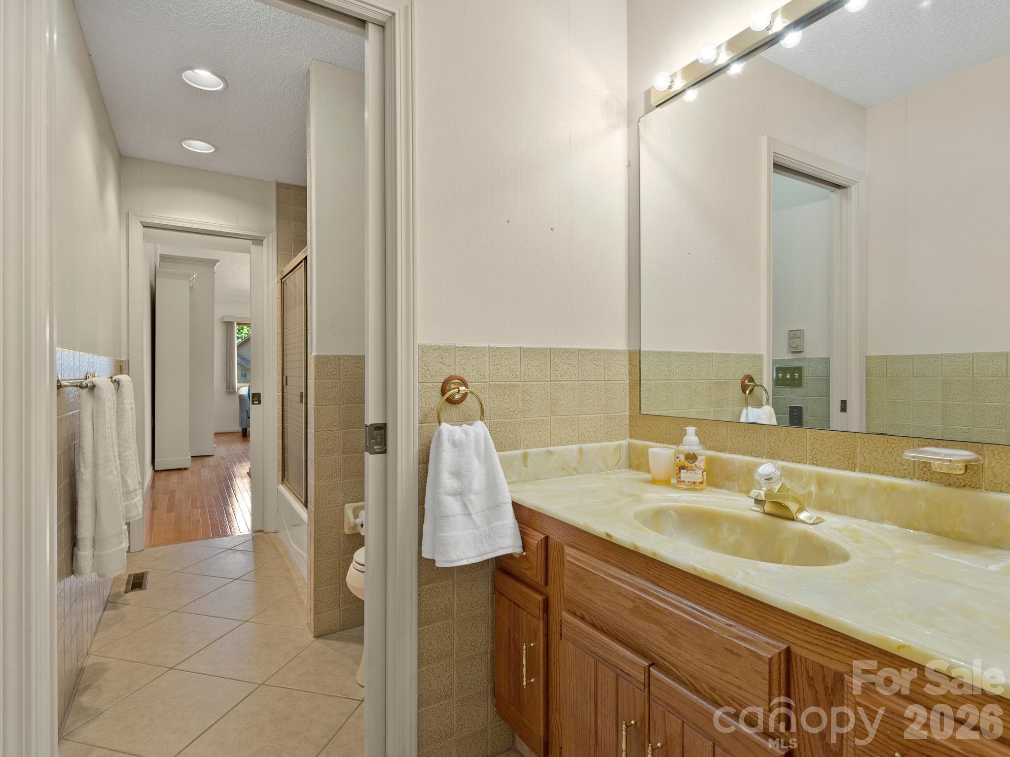 1001 Red Oak Drive — Hendersonville