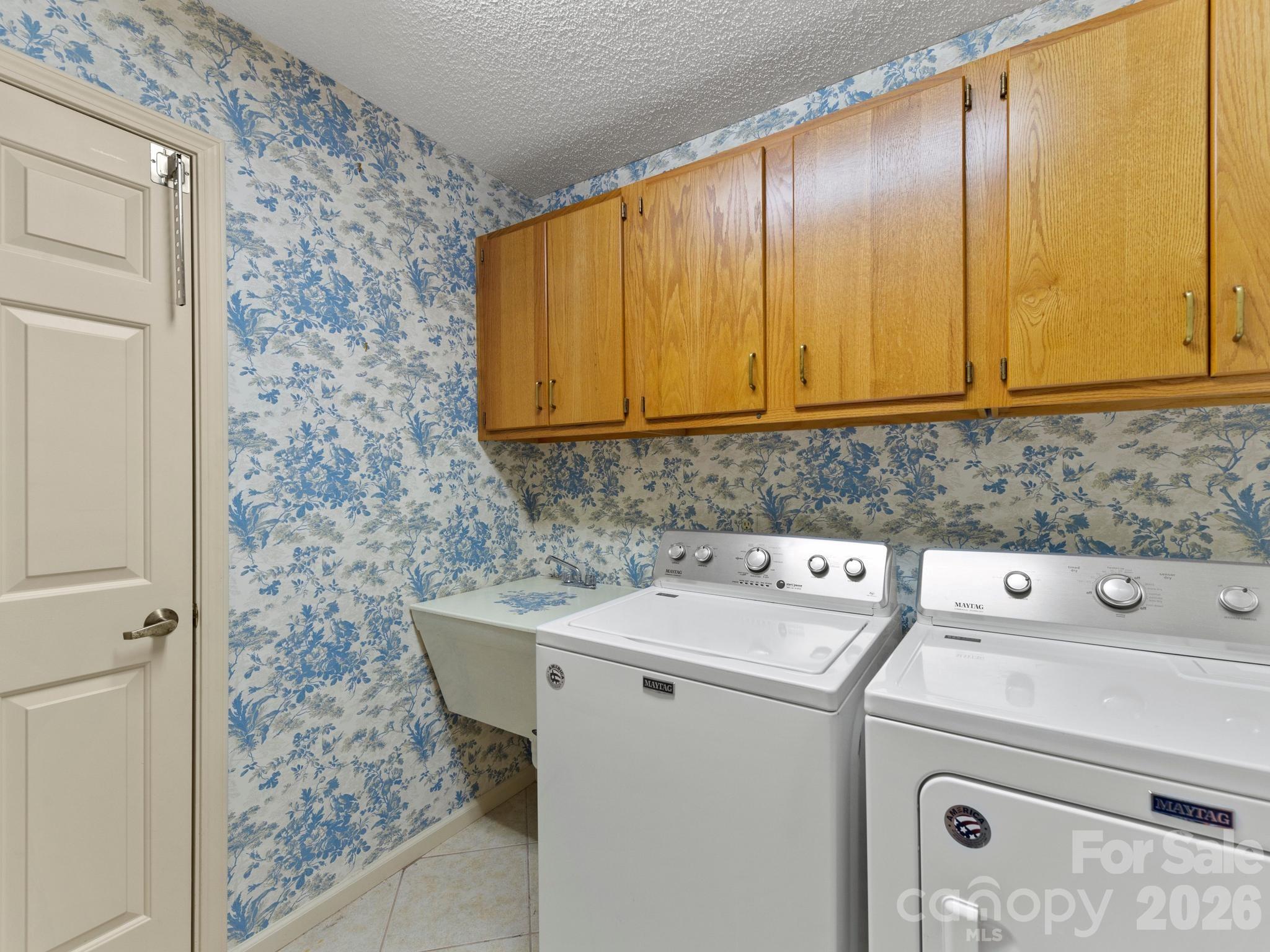 1001 Red Oak Drive — Hendersonville