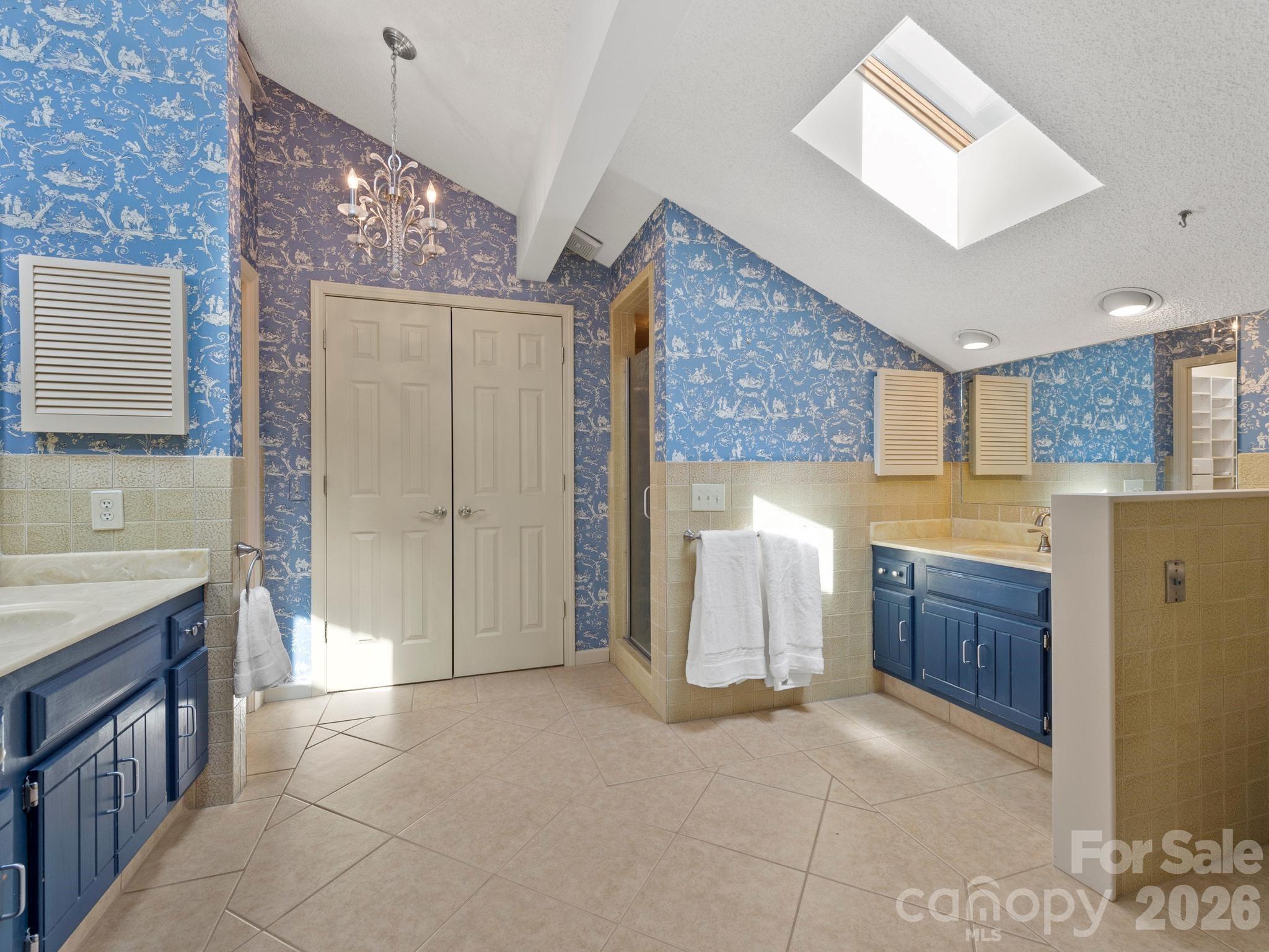 1001 Red Oak Drive — Hendersonville