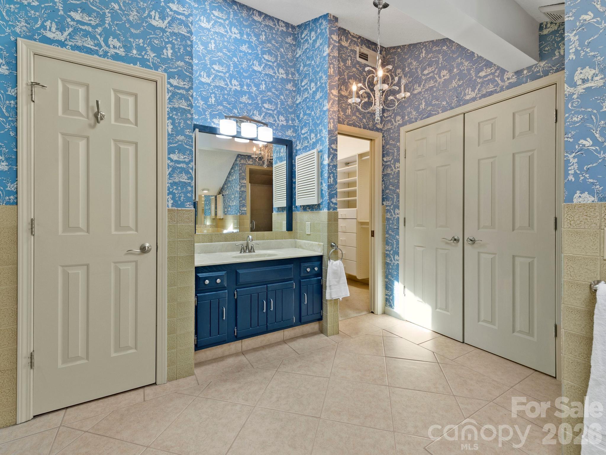 1001 Red Oak Drive — Hendersonville