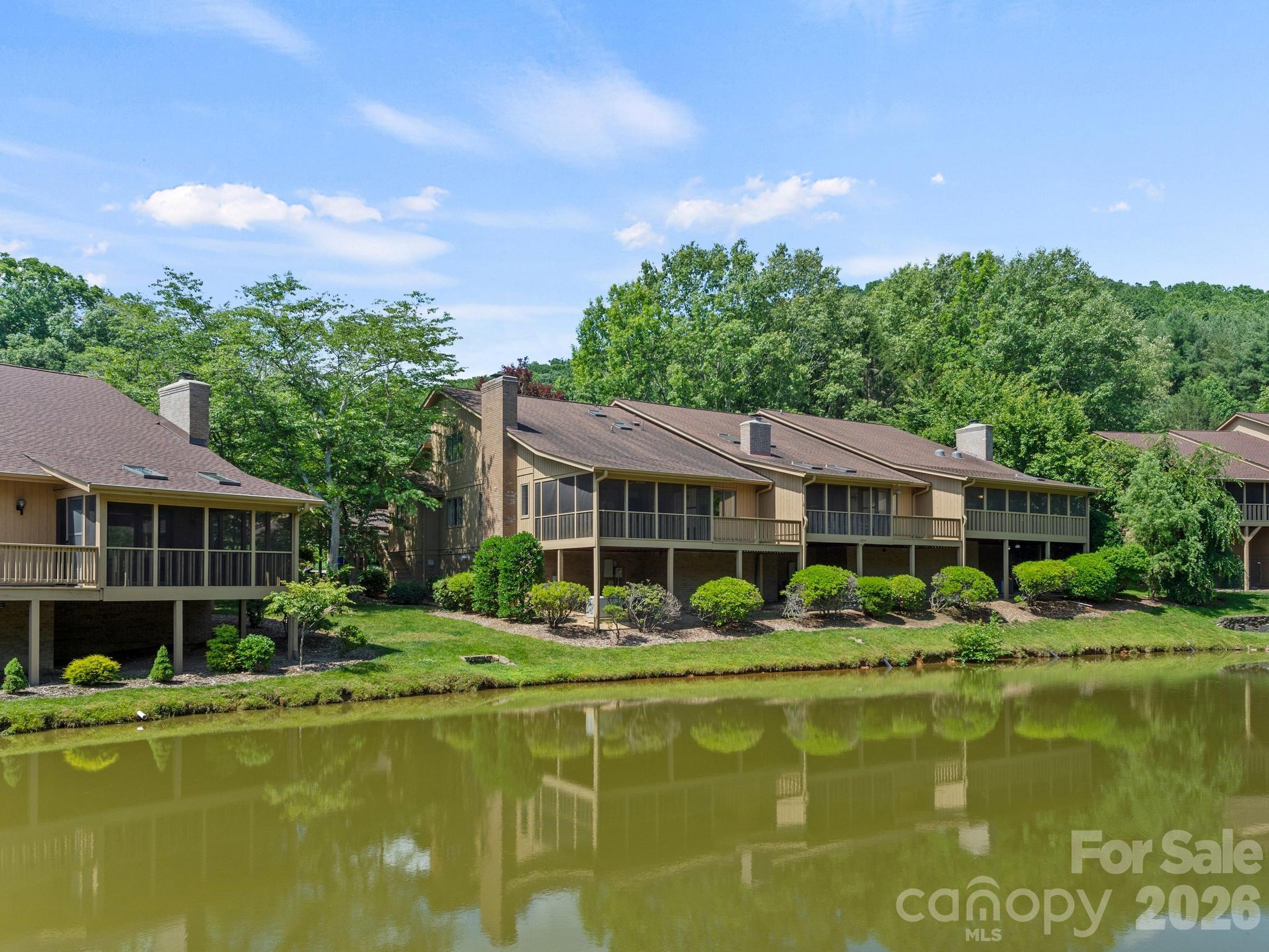 1001 Red Oak Drive — Hendersonville