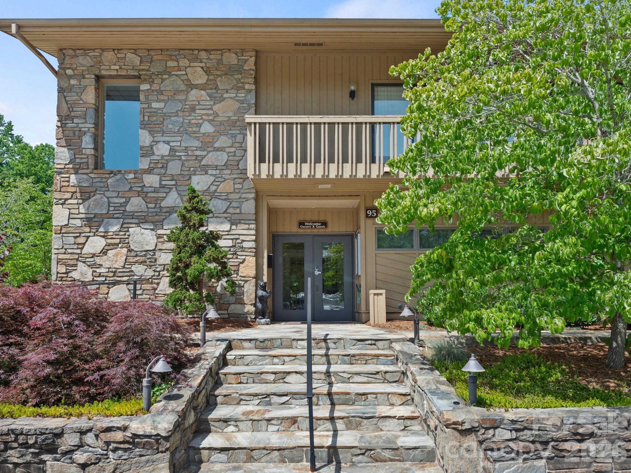 1001 Red Oak Drive — Hendersonville