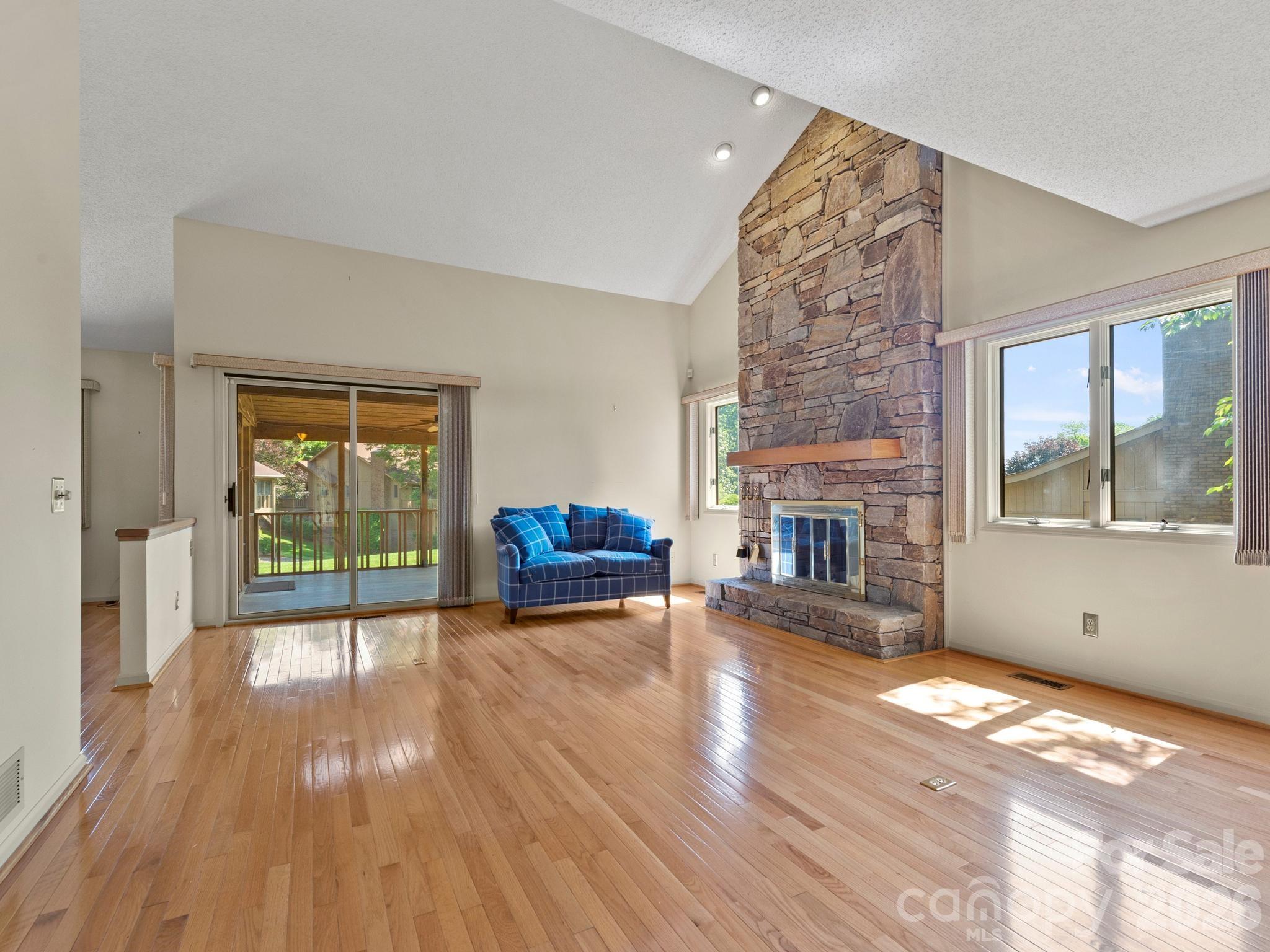 1001 Red Oak Drive — Hendersonville