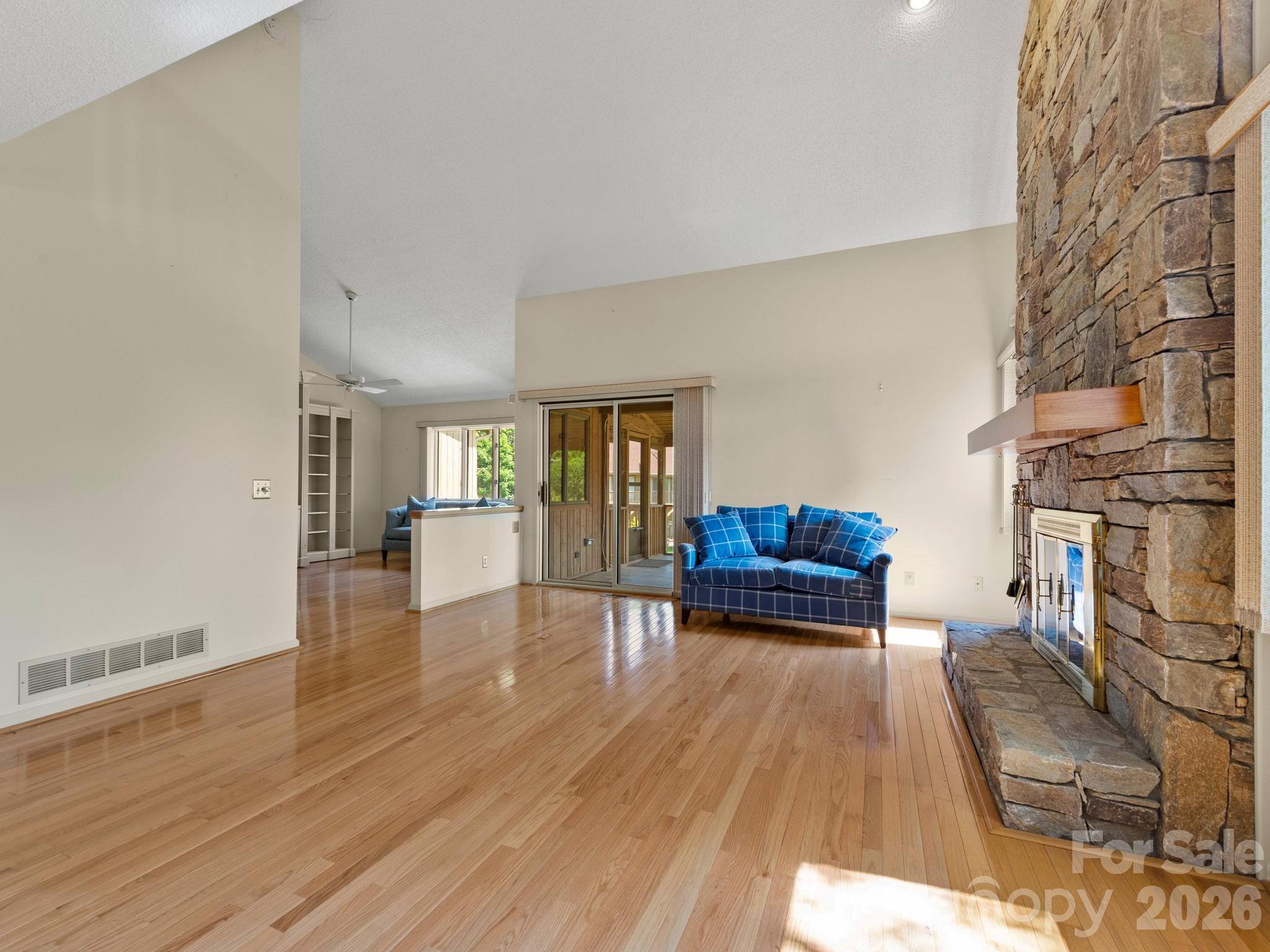 1001 Red Oak Drive — Hendersonville