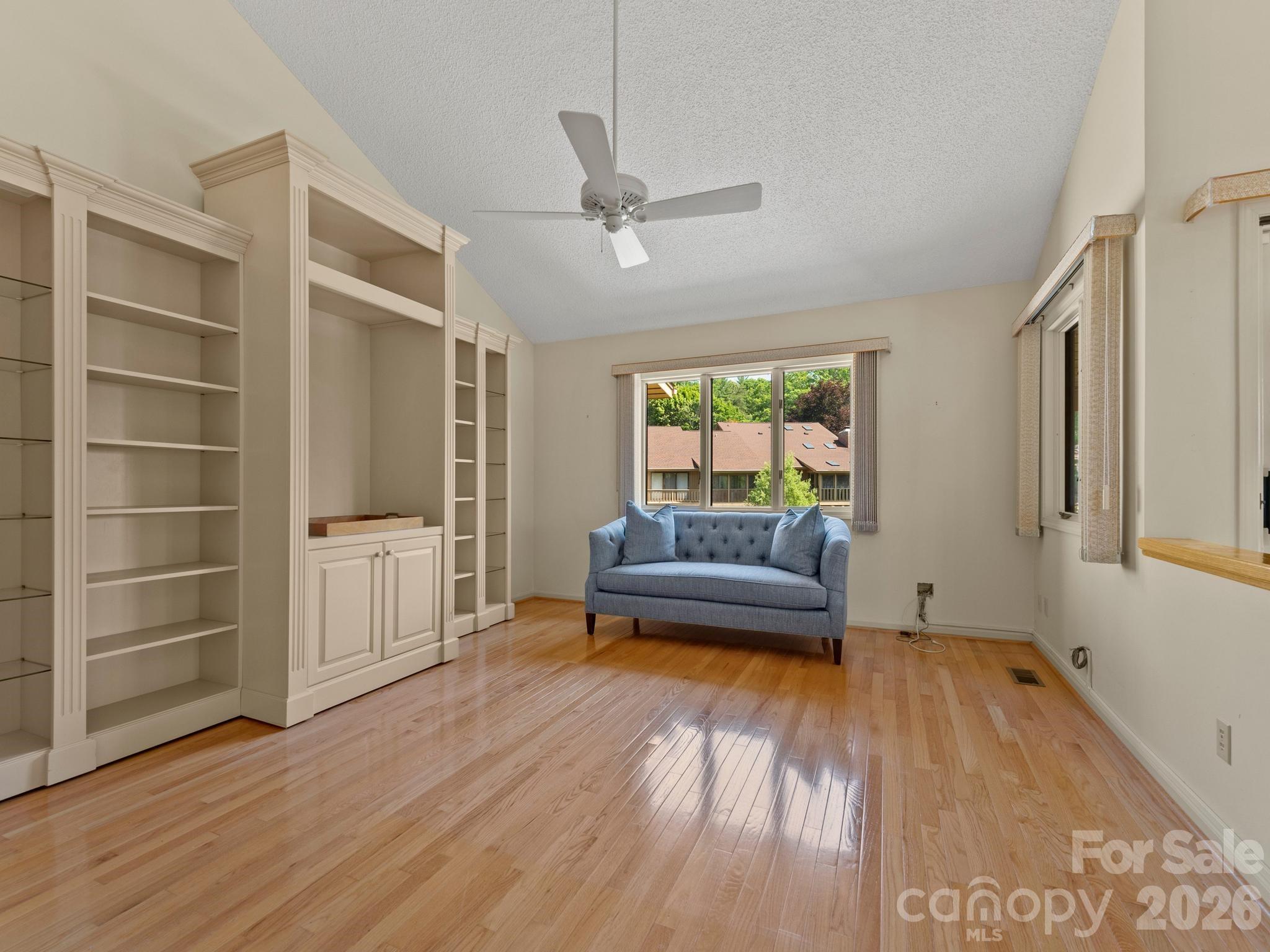 1001 Red Oak Drive — Hendersonville