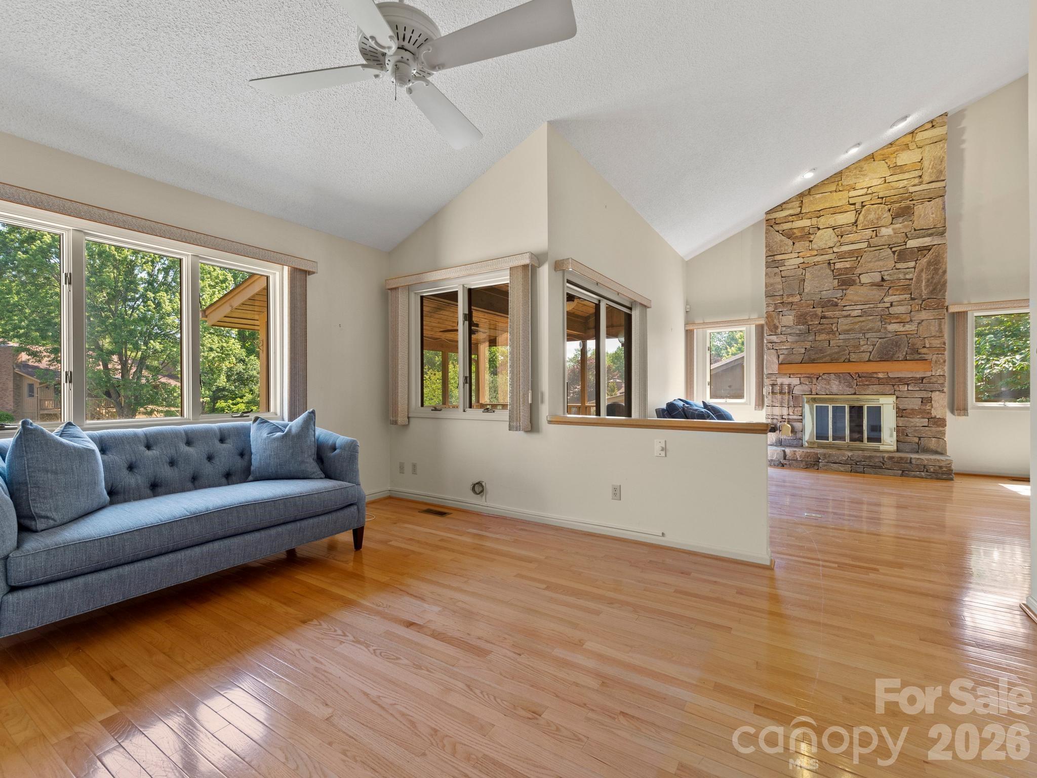 1001 Red Oak Drive — Hendersonville