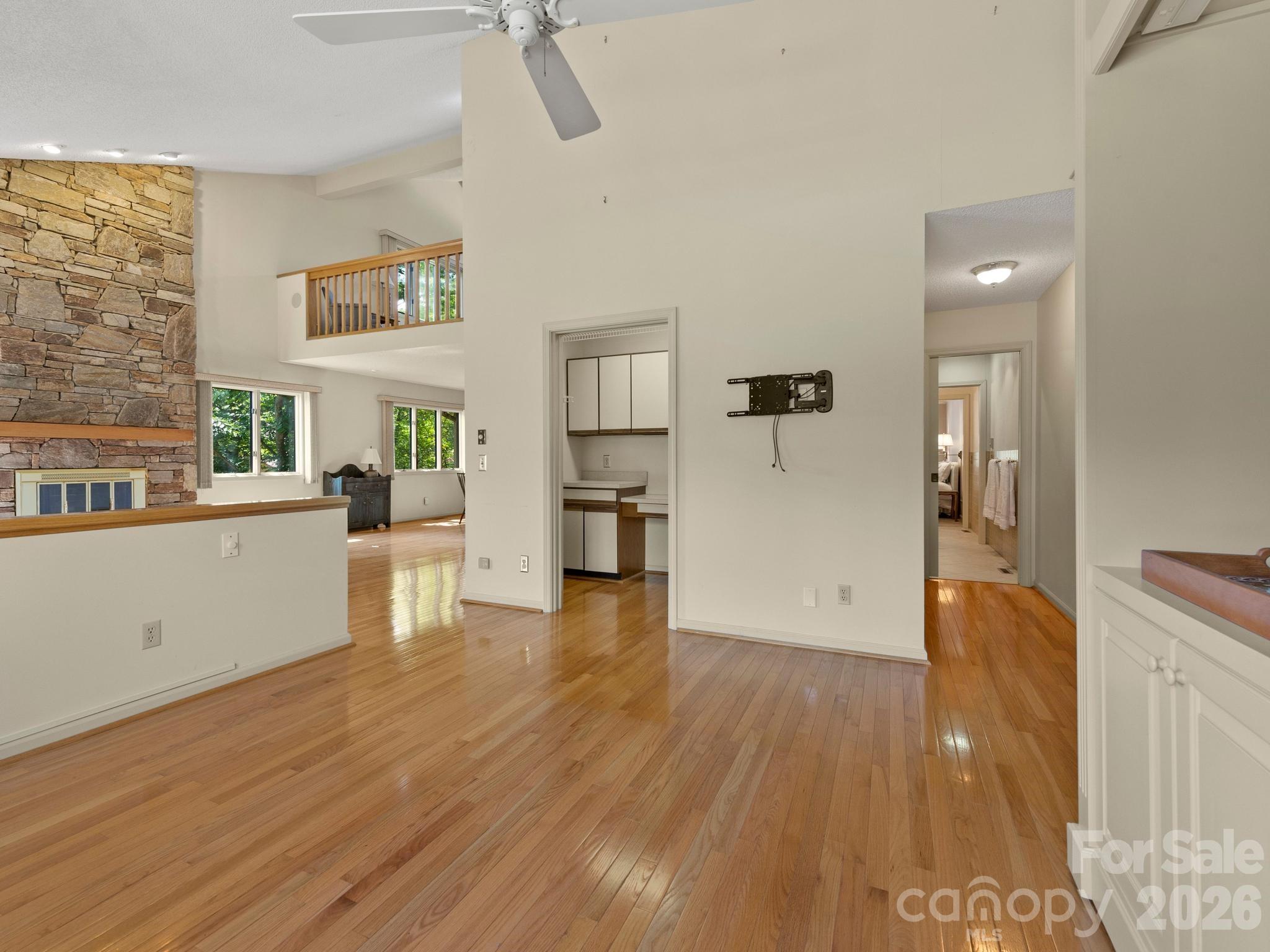 1001 Red Oak Drive — Hendersonville
