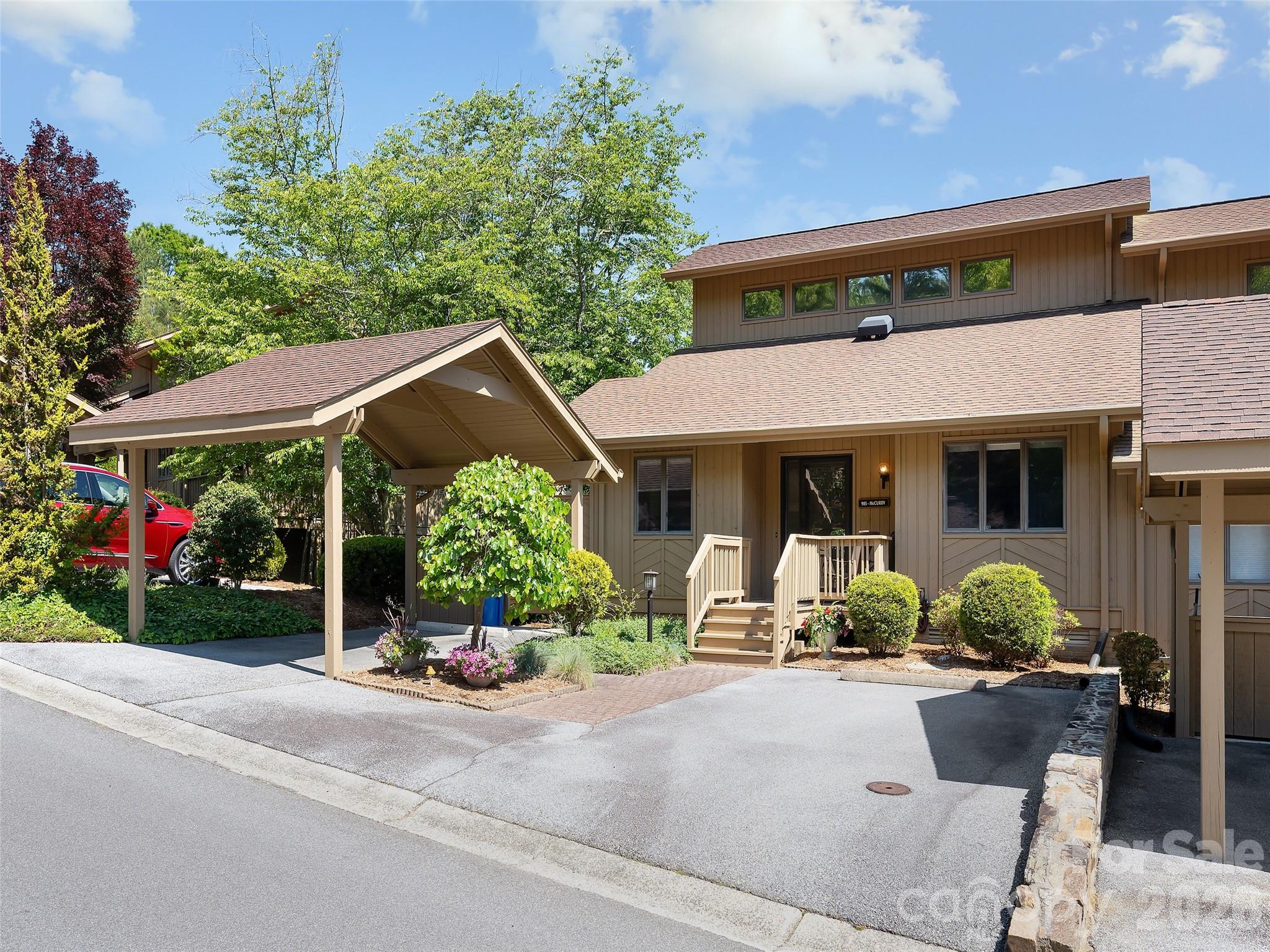 905 Red Oak Drive — Hendersonville