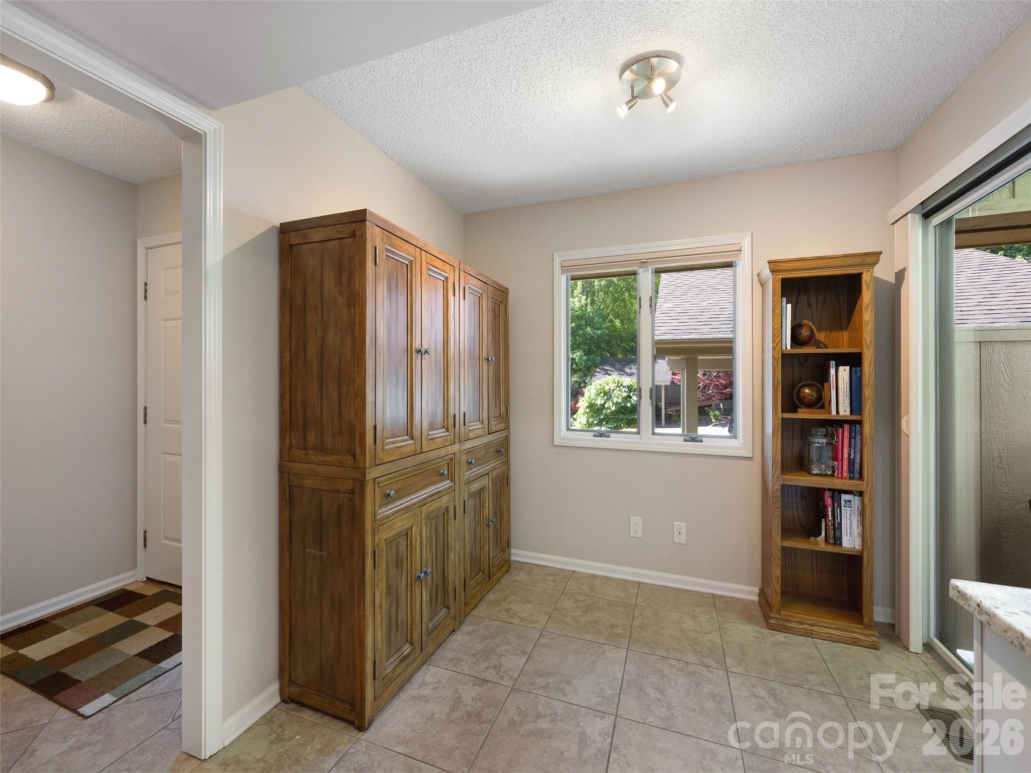 905 Red Oak Drive — Hendersonville