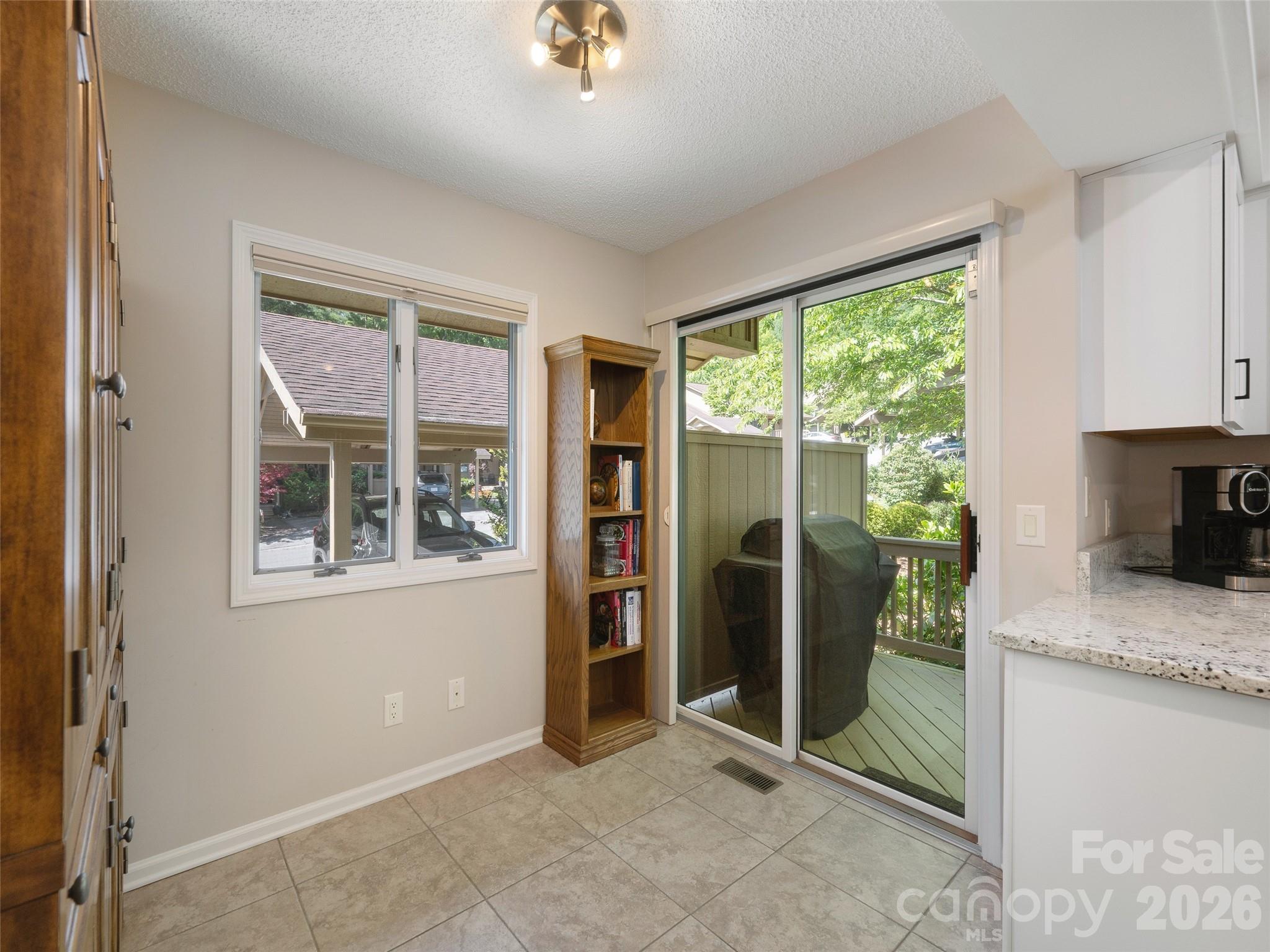 905 Red Oak Drive — Hendersonville