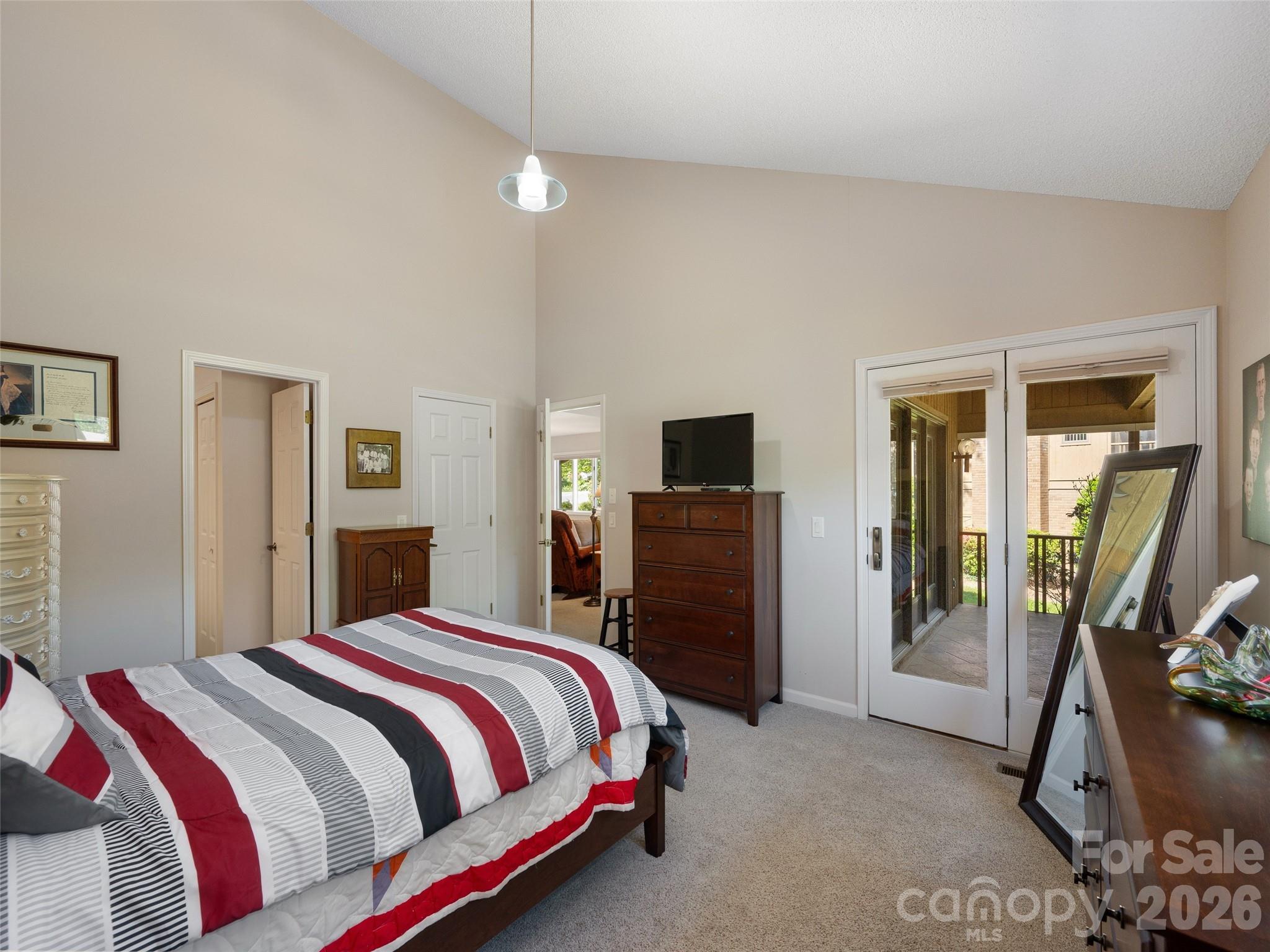 905 Red Oak Drive — Hendersonville